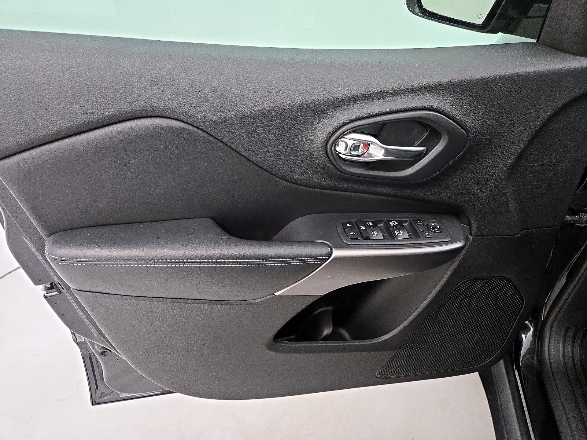 Thumbnail: 2019 Jeep Cherokee - 12