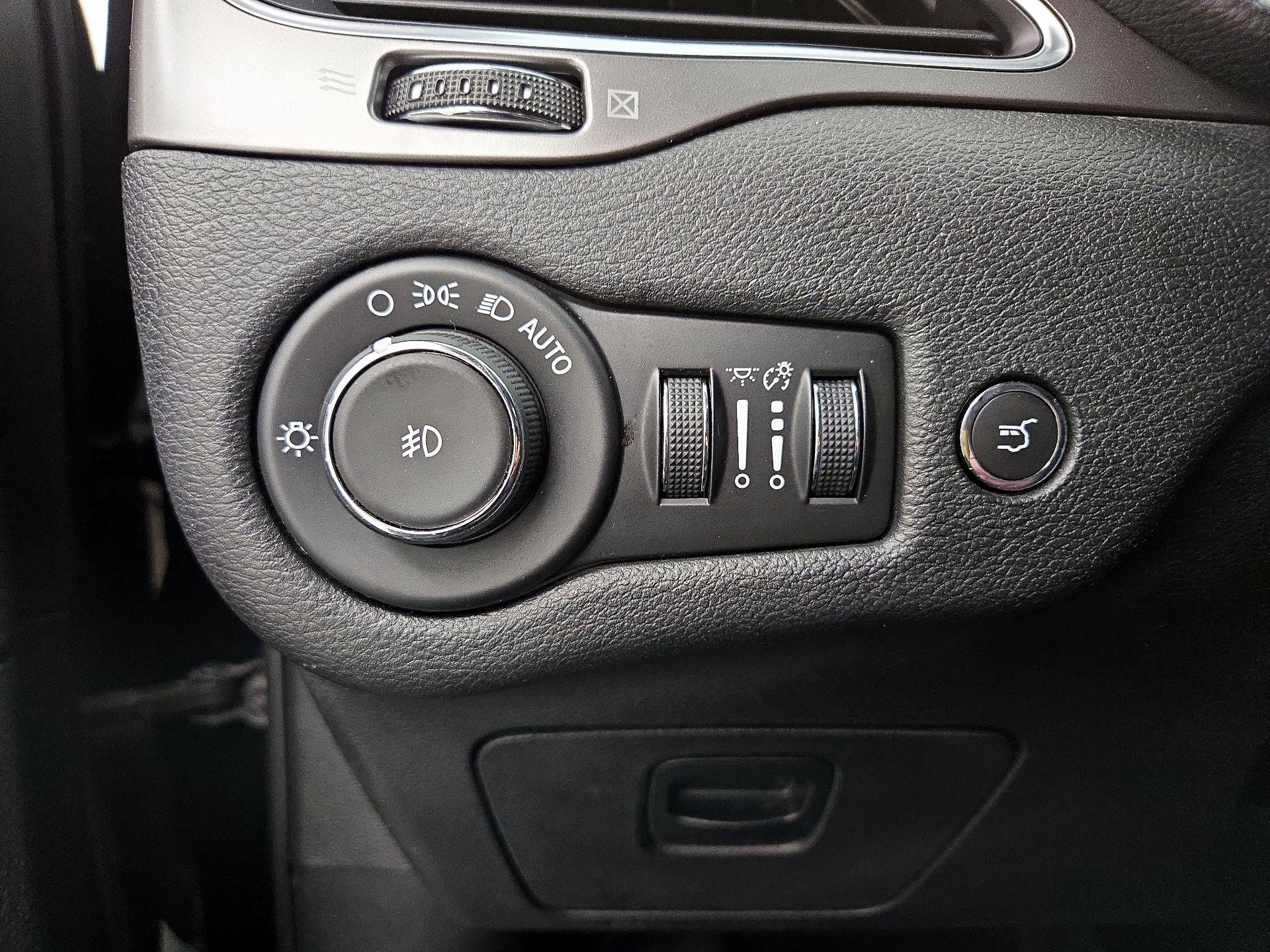 Thumbnail: 2019 Jeep Cherokee - 13