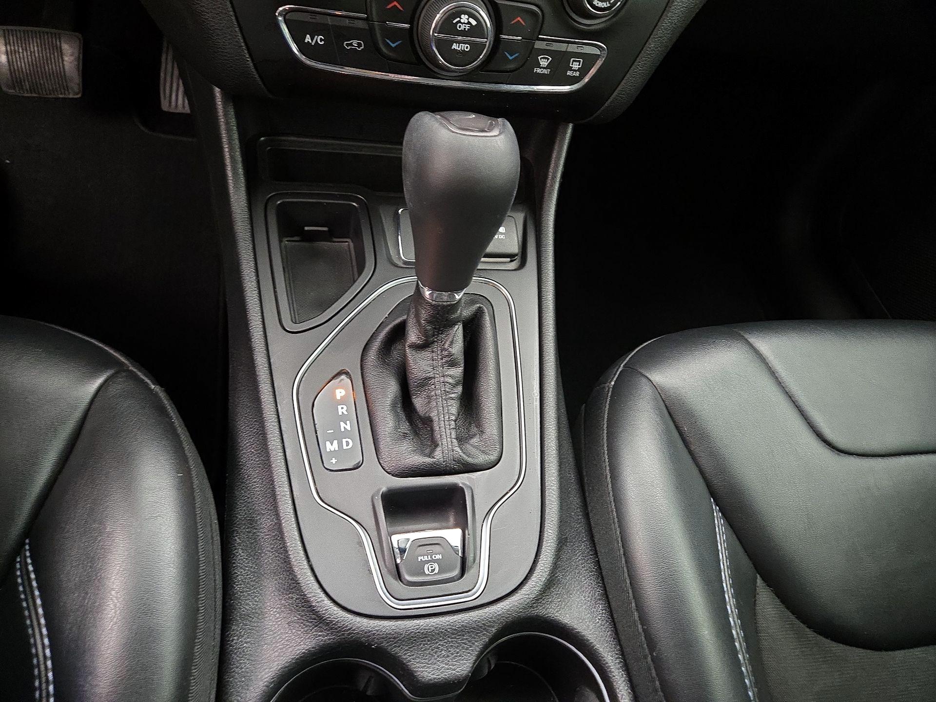 Thumbnail: 2019 Jeep Cherokee - 17