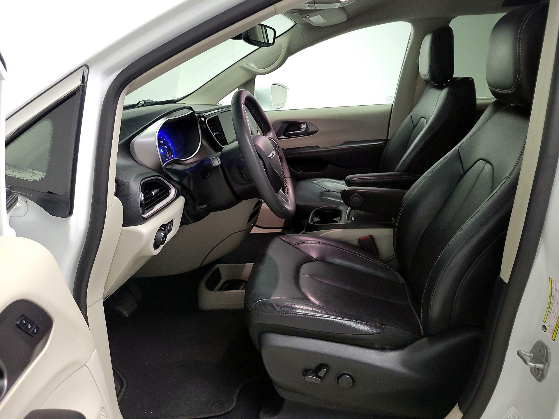 Thumbnail: 2022 Chrysler Pacifica - 11