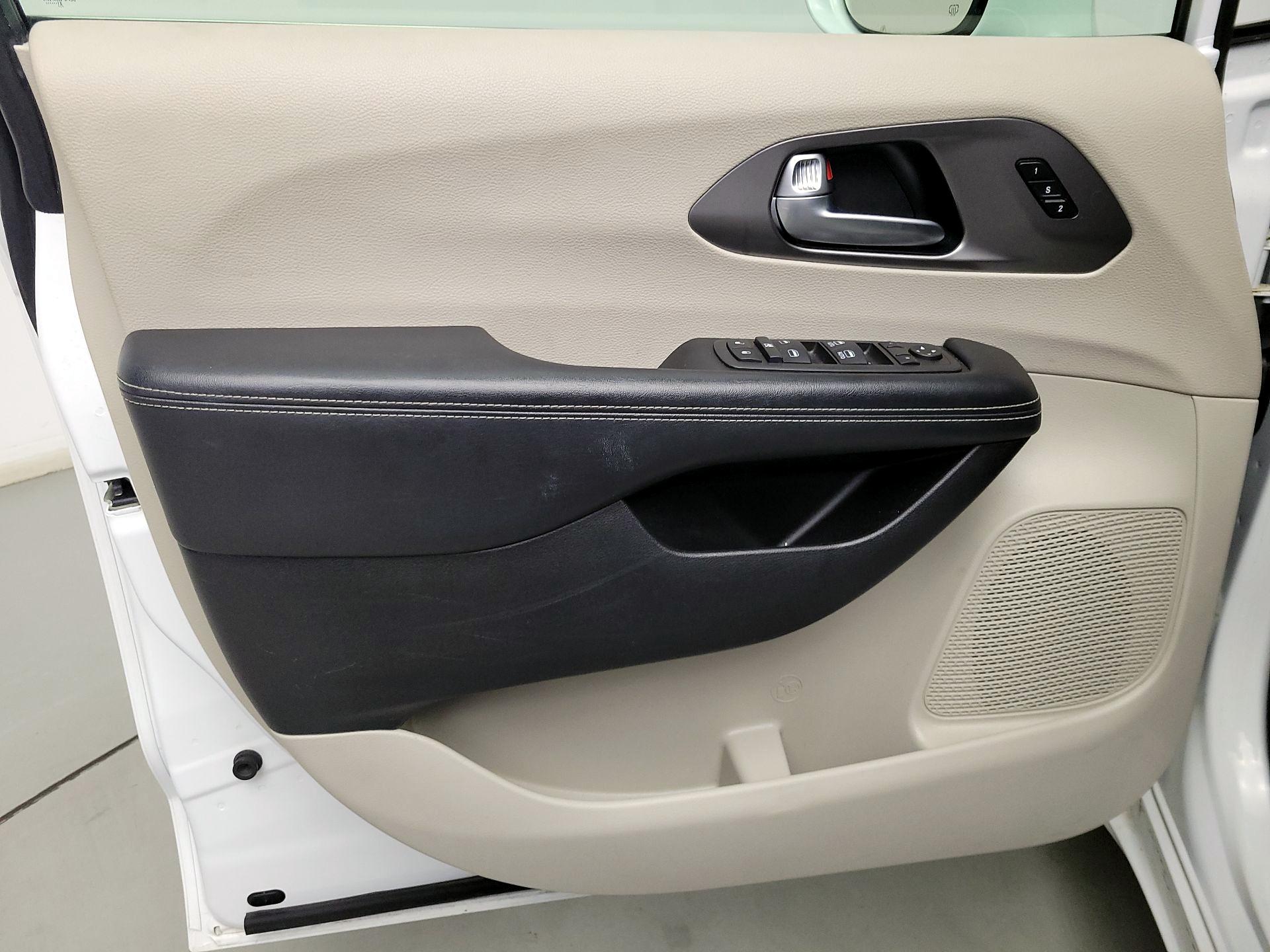 Thumbnail: 2022 Chrysler Pacifica - 12