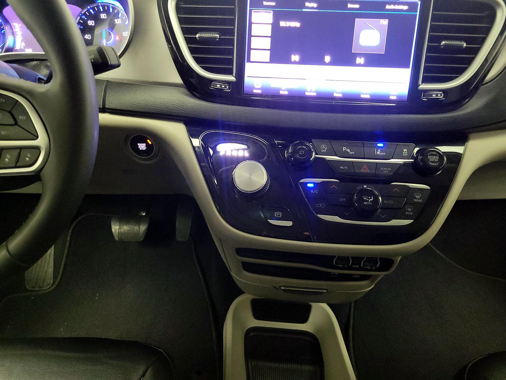 Thumbnail: 2022 Chrysler Pacifica - 17