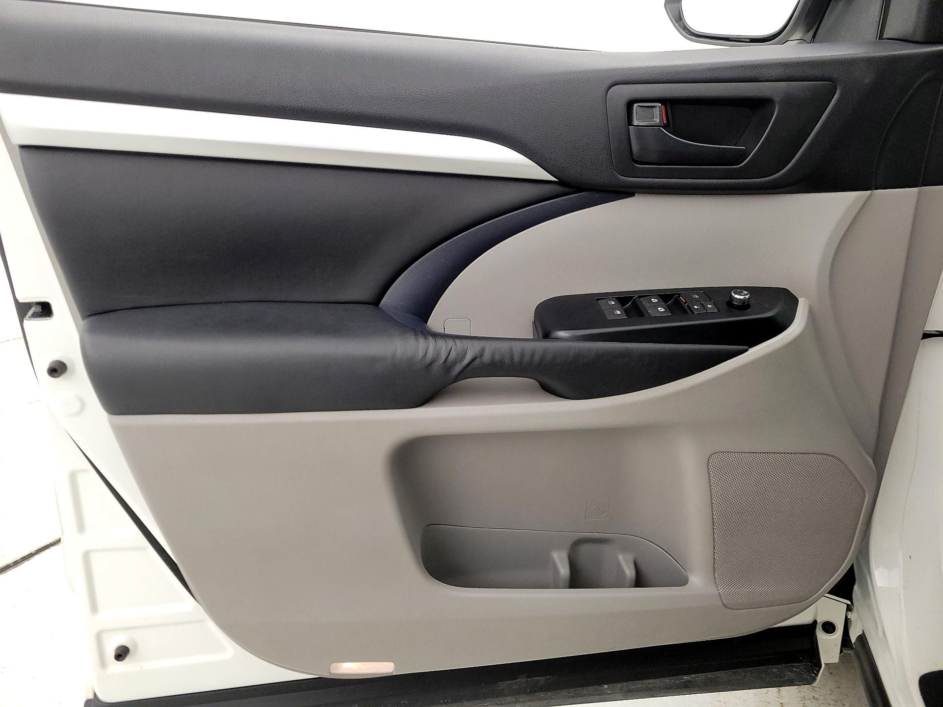 Thumbnail: 2015 Toyota Highlander - 12