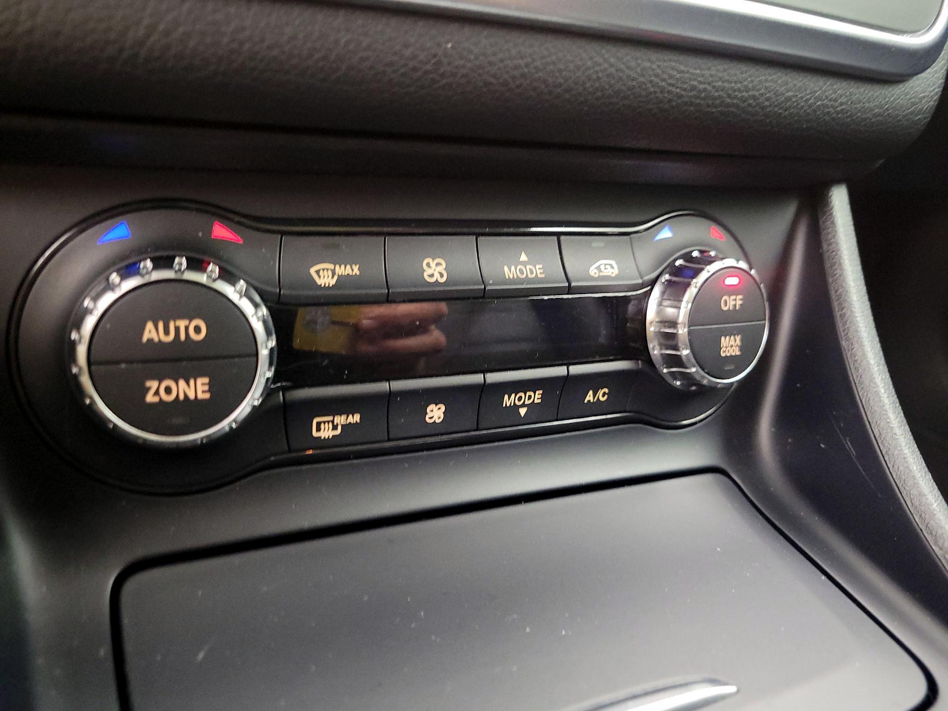 Thumbnail: 2016 Mercedes-Benz GLA - 17