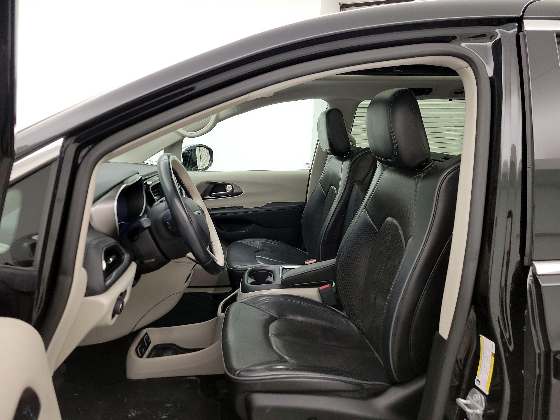 Thumbnail: 2018 Chrysler Pacifica - 11