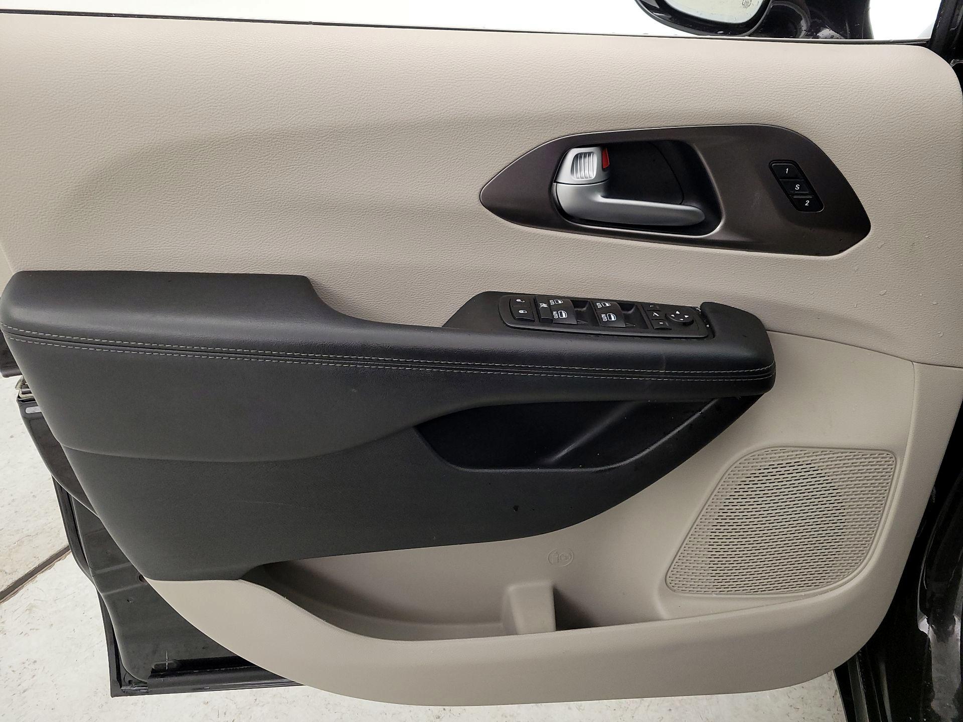 Thumbnail: 2018 Chrysler Pacifica - 12