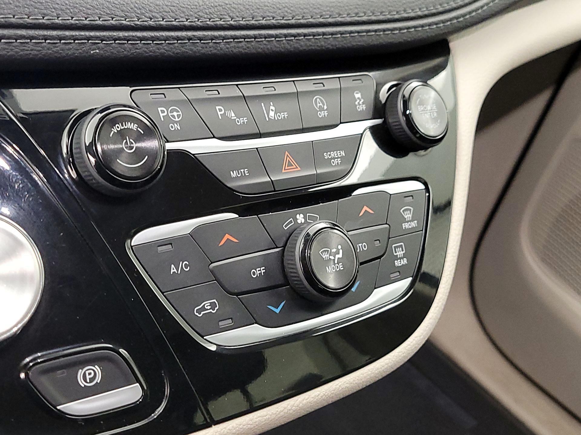 Thumbnail: 2018 Chrysler Pacifica - 16