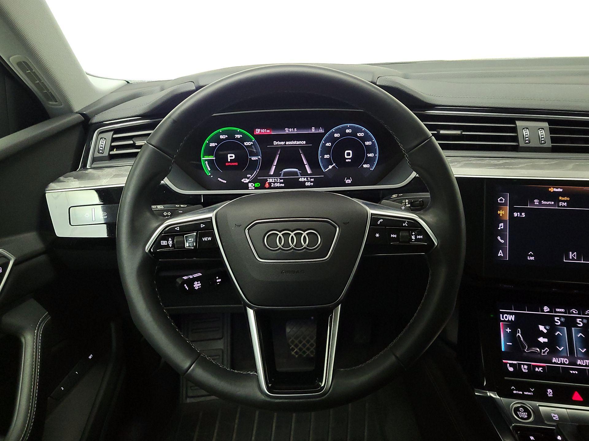 Thumbnail: 2022 Audi e-tron S - 10