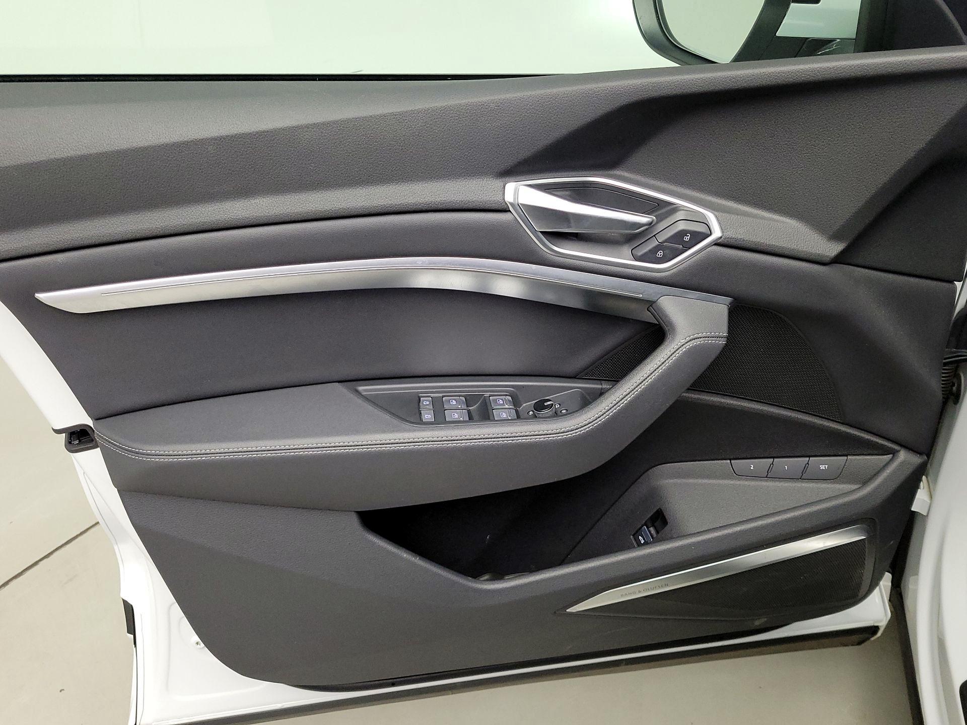 Thumbnail: 2022 Audi e-tron S - 12