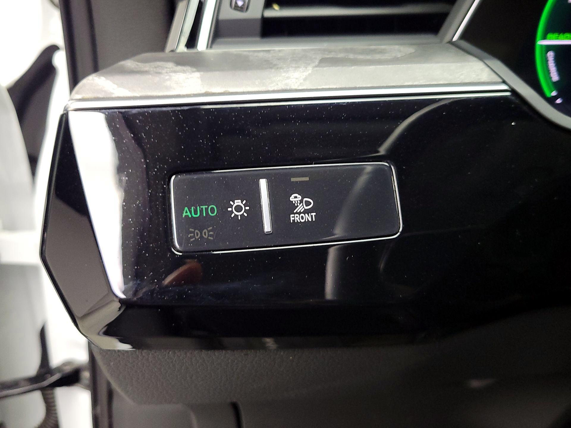 Thumbnail: 2022 Audi e-tron S - 13