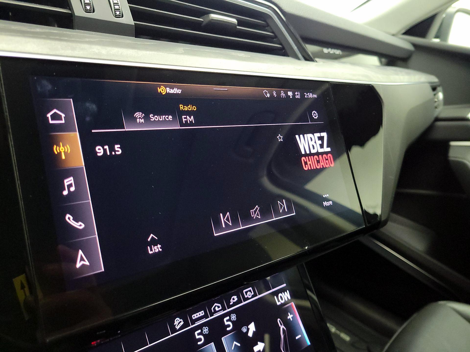 Thumbnail: 2022 Audi e-tron S - 16