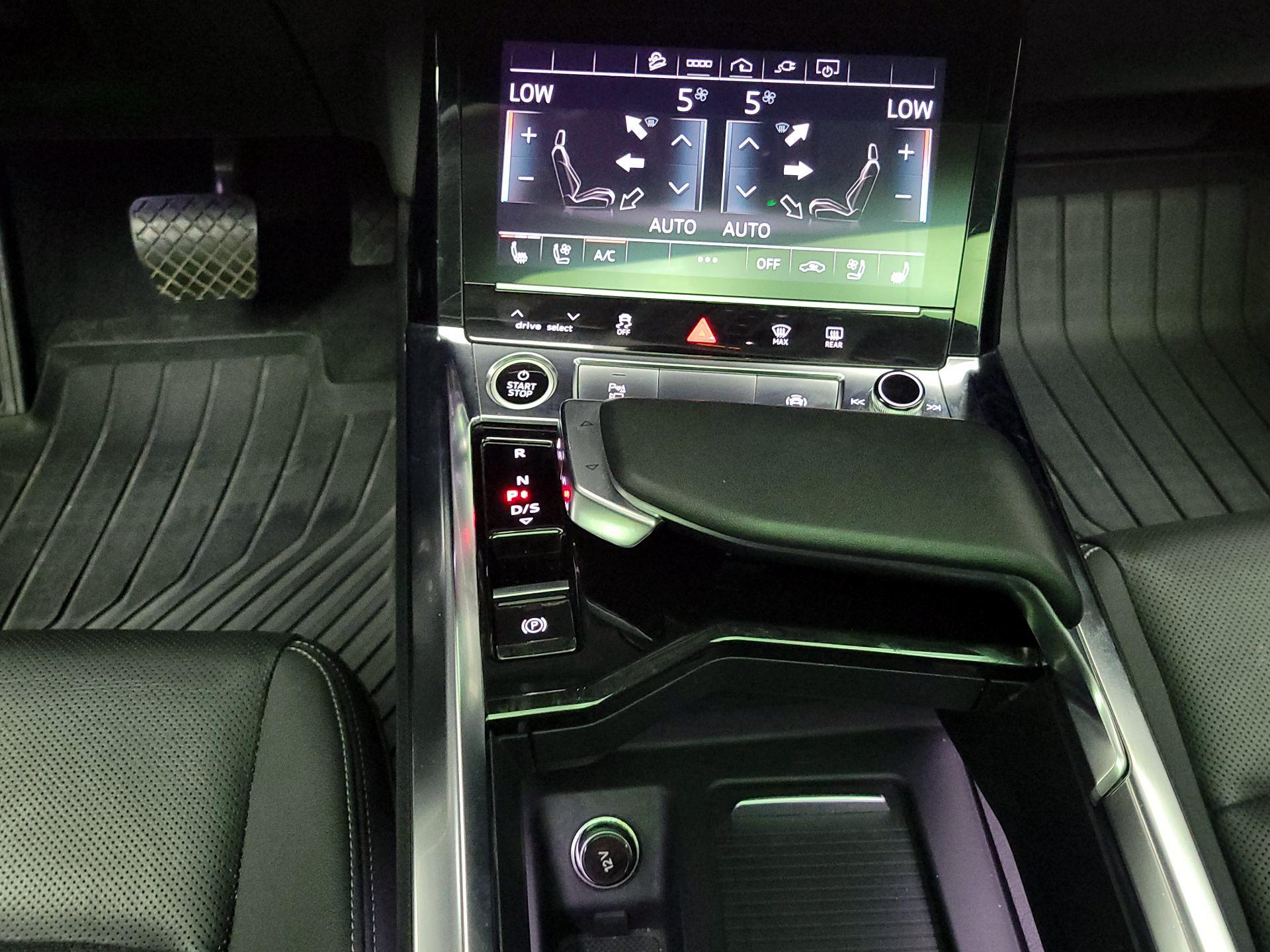 Thumbnail: 2022 Audi e-tron S - 18