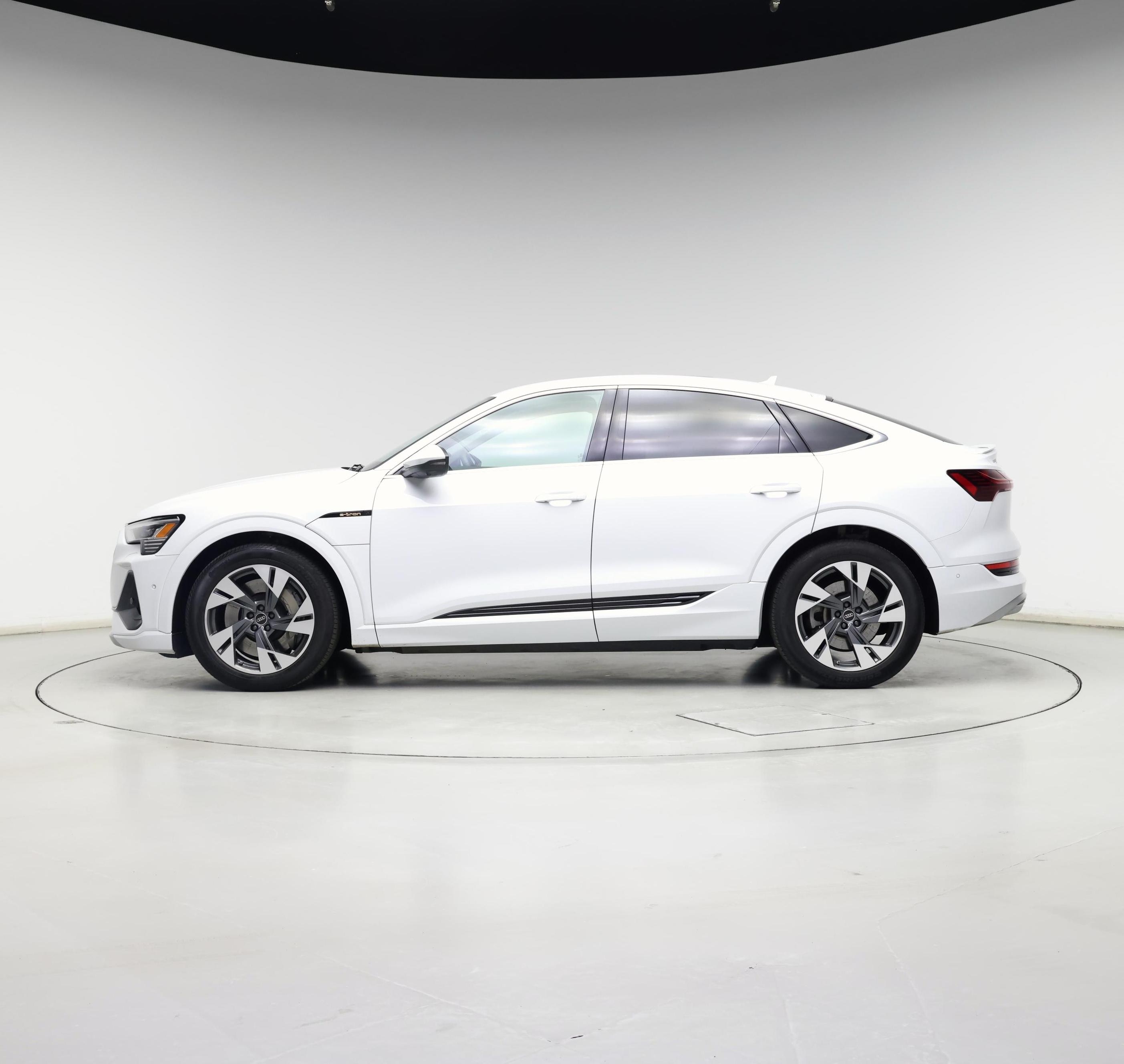 Thumbnail: 2022 Audi e-tron S - 3