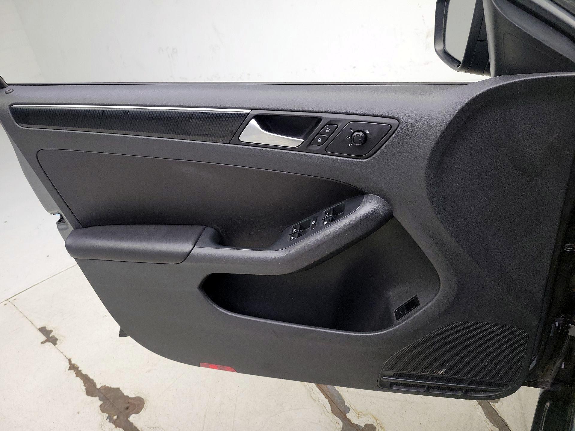 Thumbnail: 2015 Volkswagen Jetta - 12