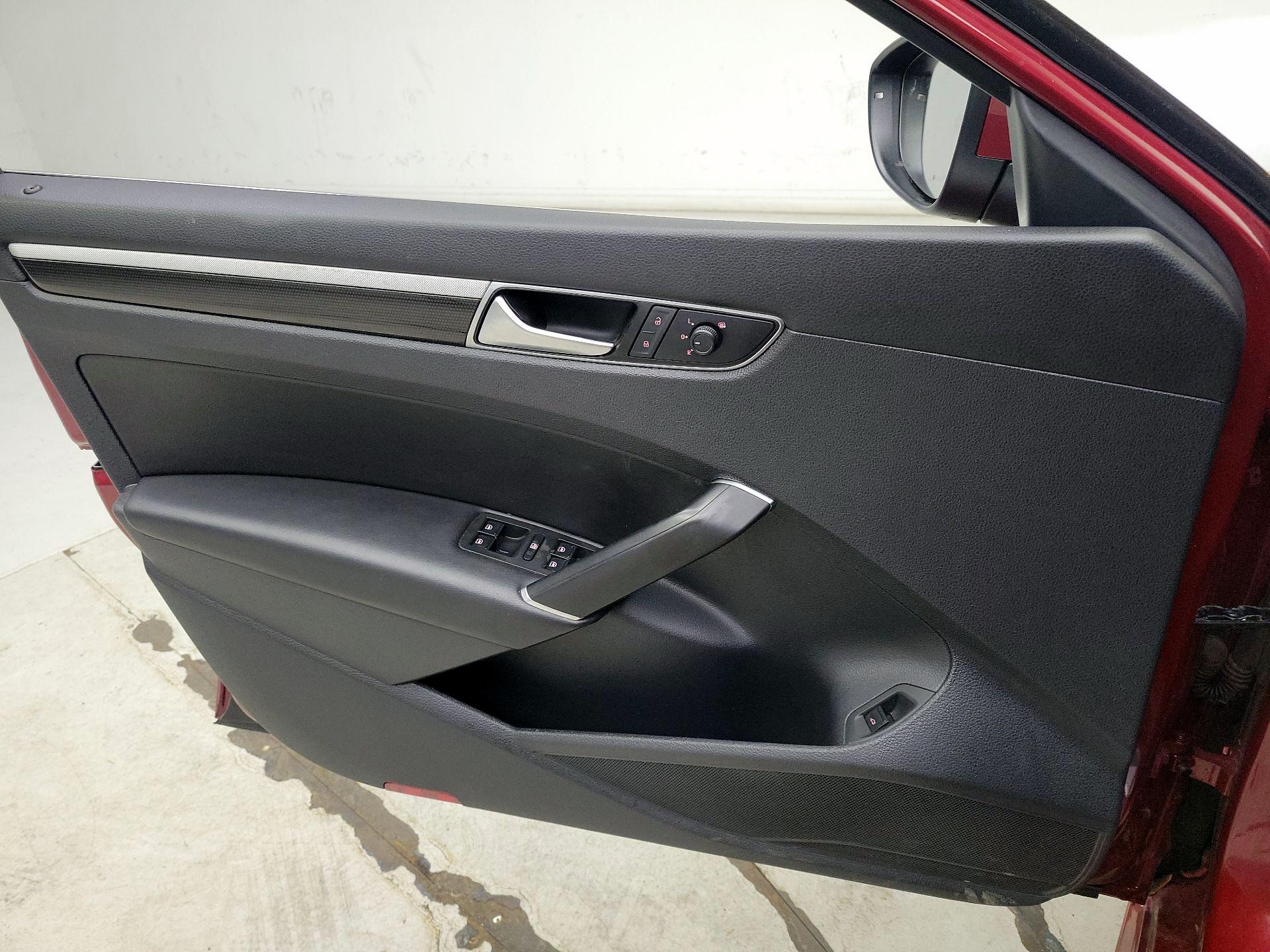 Thumbnail: 2019 Volkswagen Passat - 12