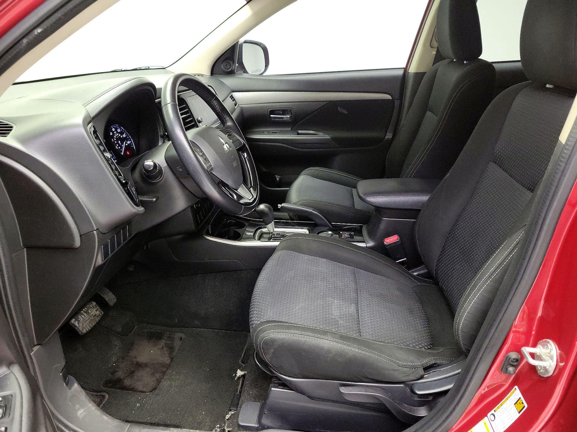 Thumbnail: 2017 Mitsubishi Outlander - 11