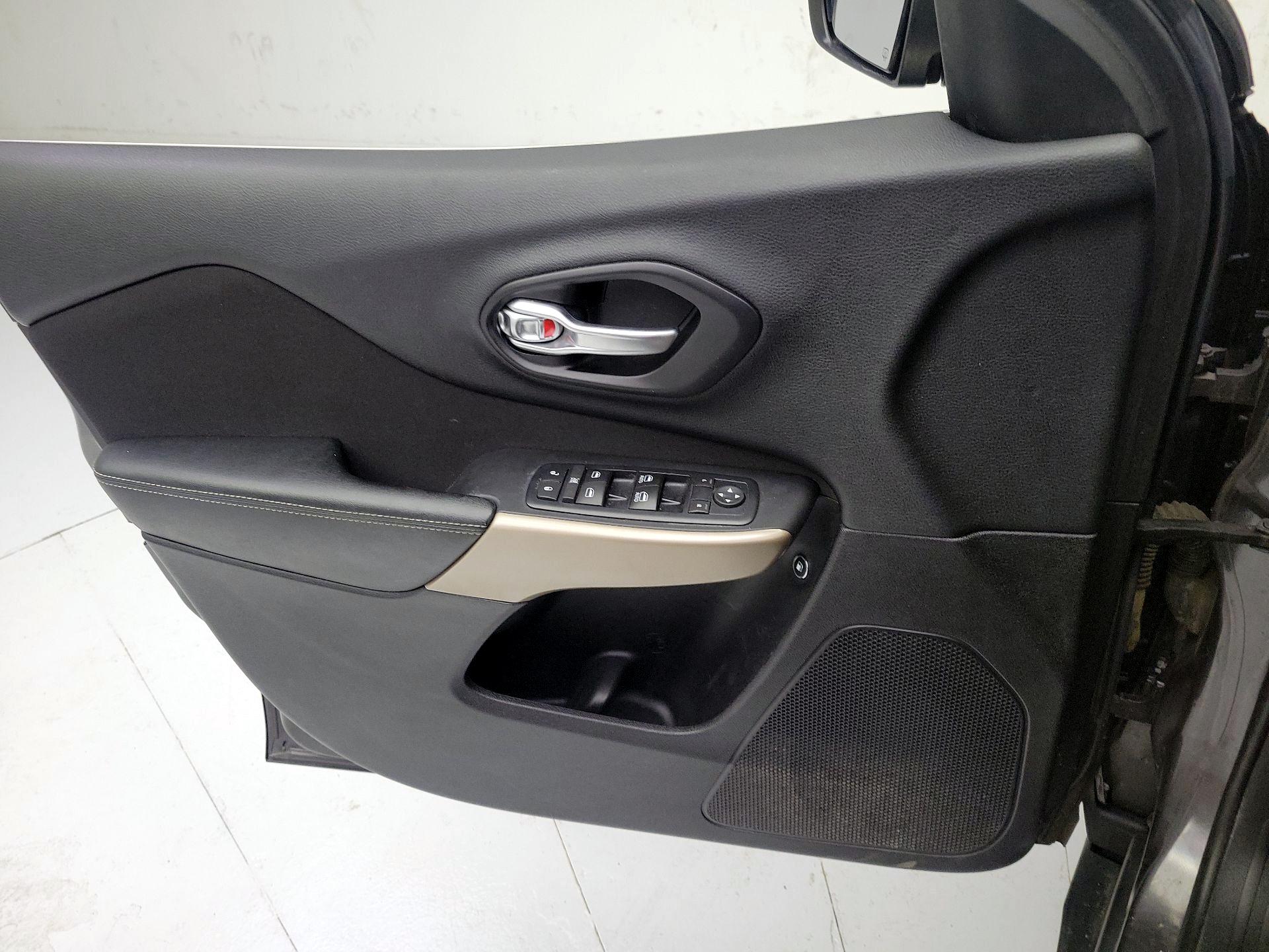 Thumbnail: 2017 Jeep Cherokee - 12