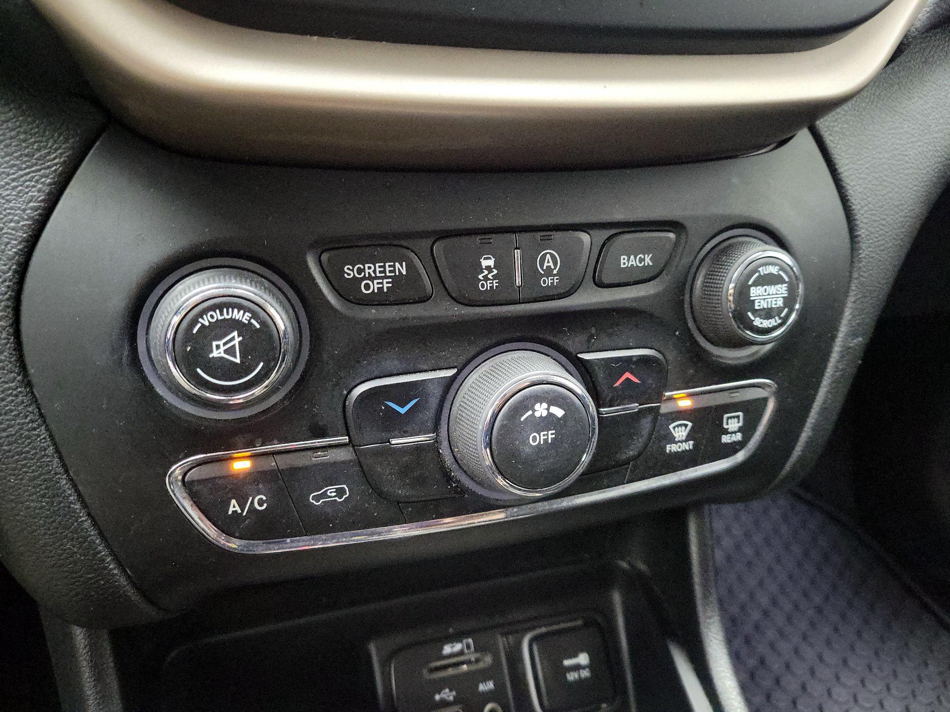 Thumbnail: 2017 Jeep Cherokee - 16