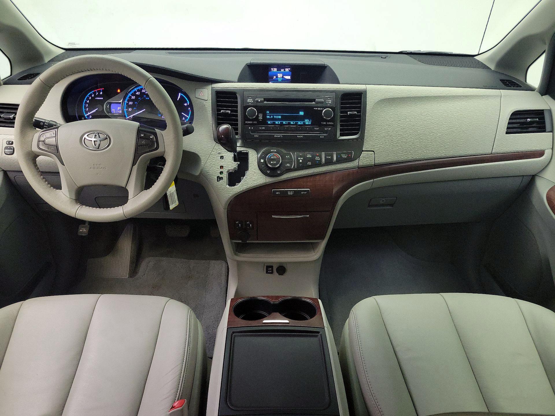 Thumbnail: 2014 Toyota Sienna - 9