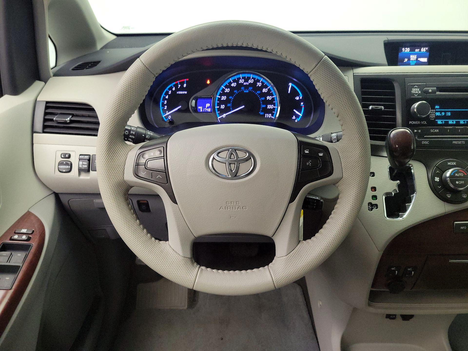 Thumbnail: 2014 Toyota Sienna - 10