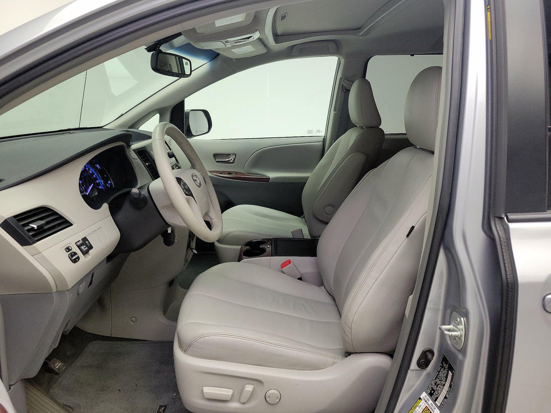 Thumbnail: 2014 Toyota Sienna - 11