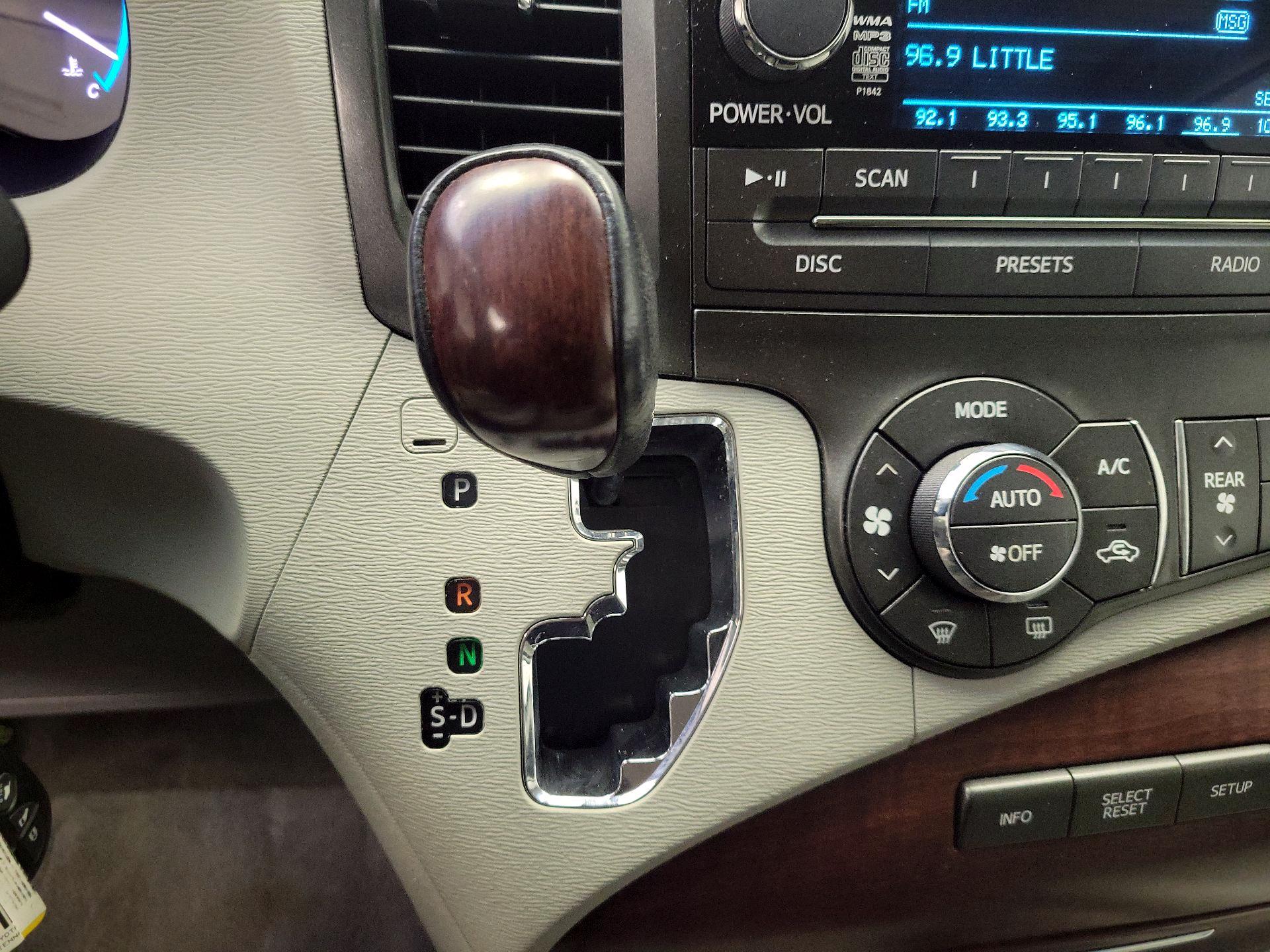 Thumbnail: 2014 Toyota Sienna - 16