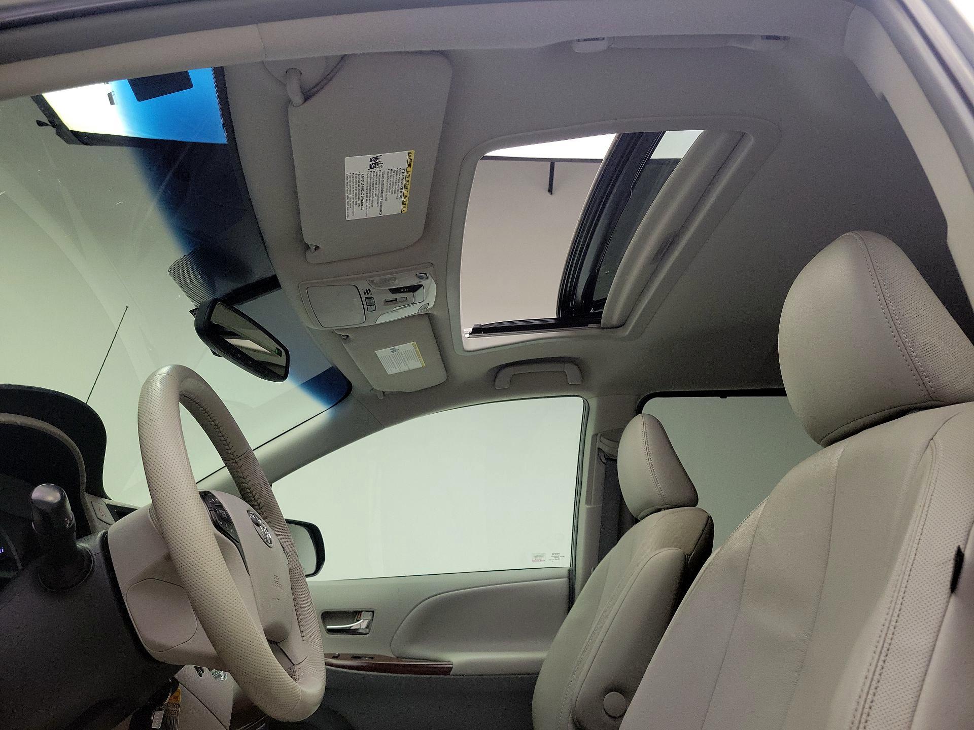 Thumbnail: 2014 Toyota Sienna - 18