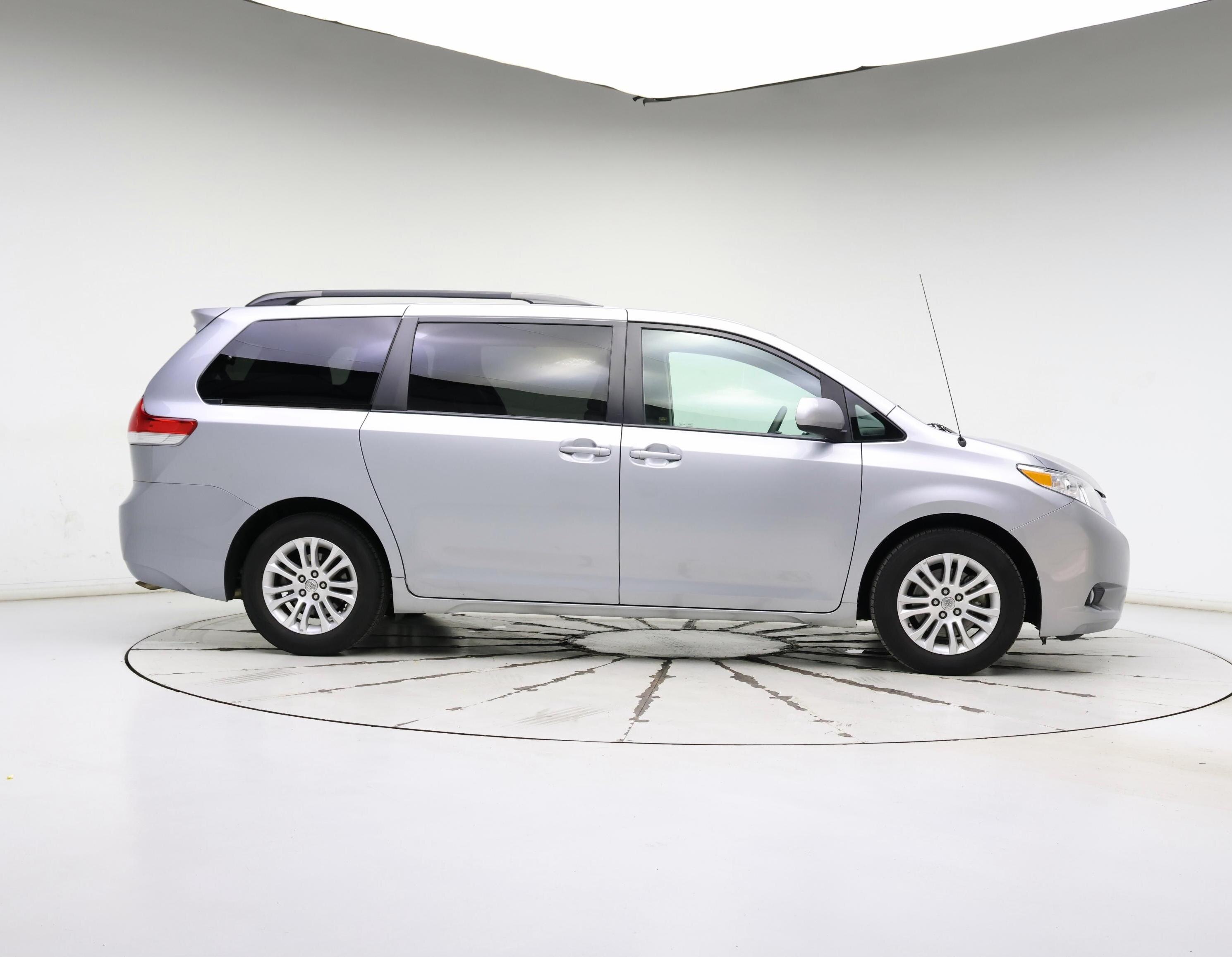 Thumbnail: 2014 Toyota Sienna - 7