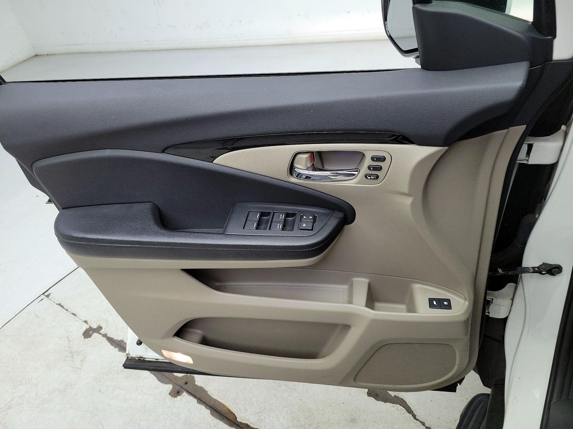 Thumbnail: 2016 Honda Pilot - 12