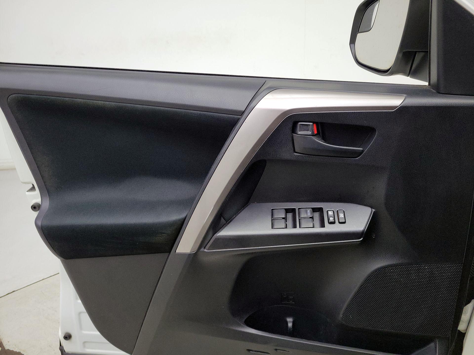 Thumbnail: 2018 Toyota RAV4 - 12