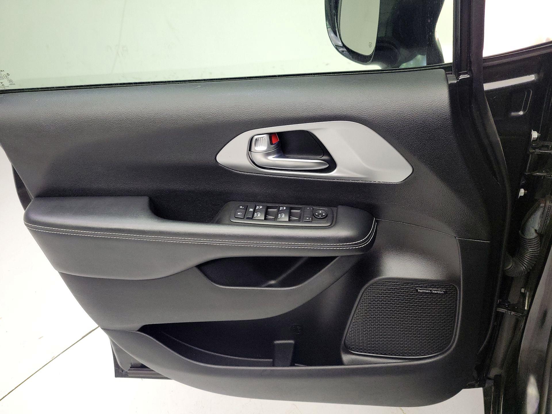 Thumbnail: 2019 Chrysler Pacifica - 12