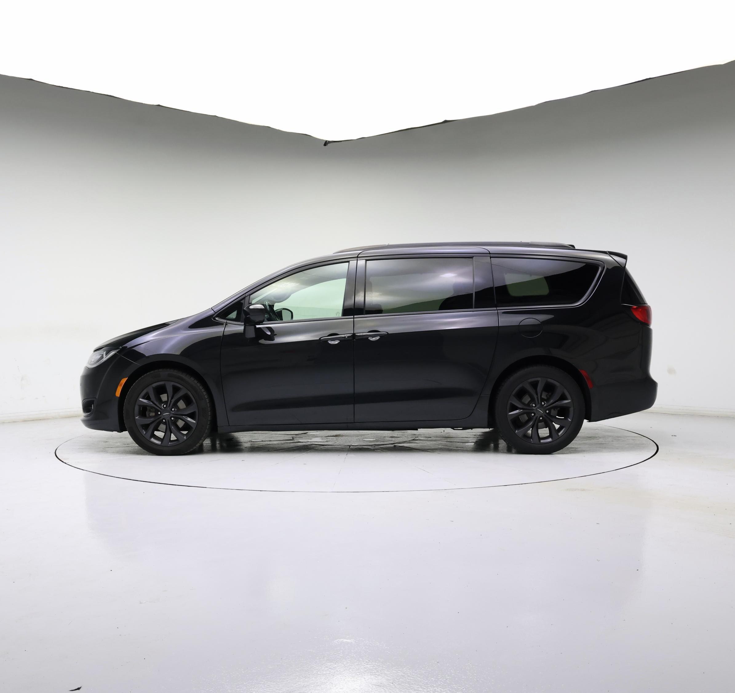 Thumbnail: 2019 Chrysler Pacifica - 3