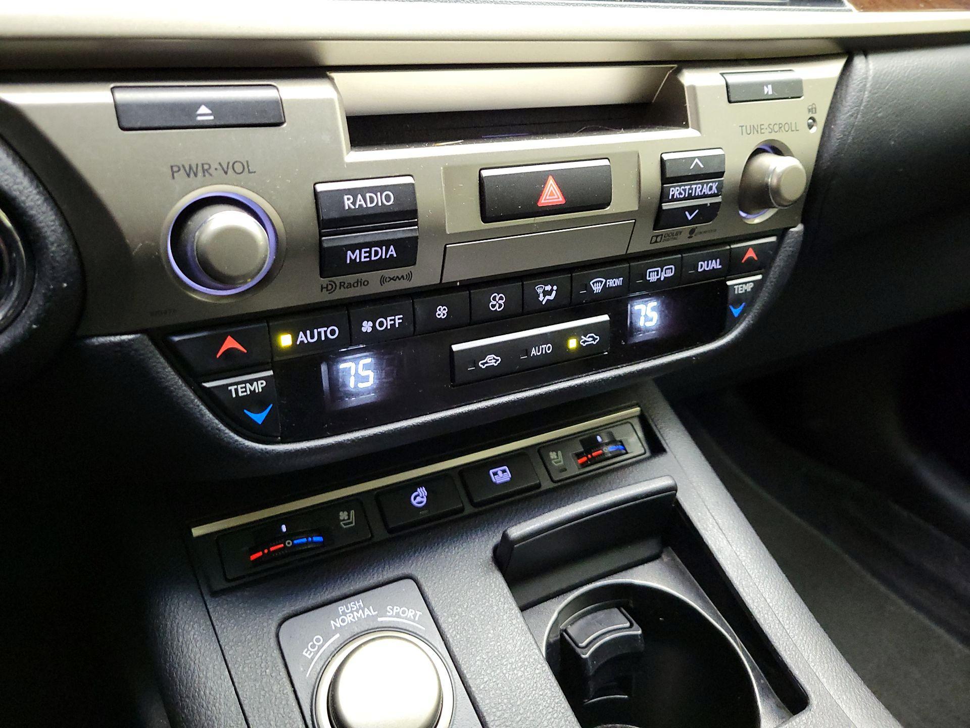 Thumbnail: 2015 Lexus ES - 17