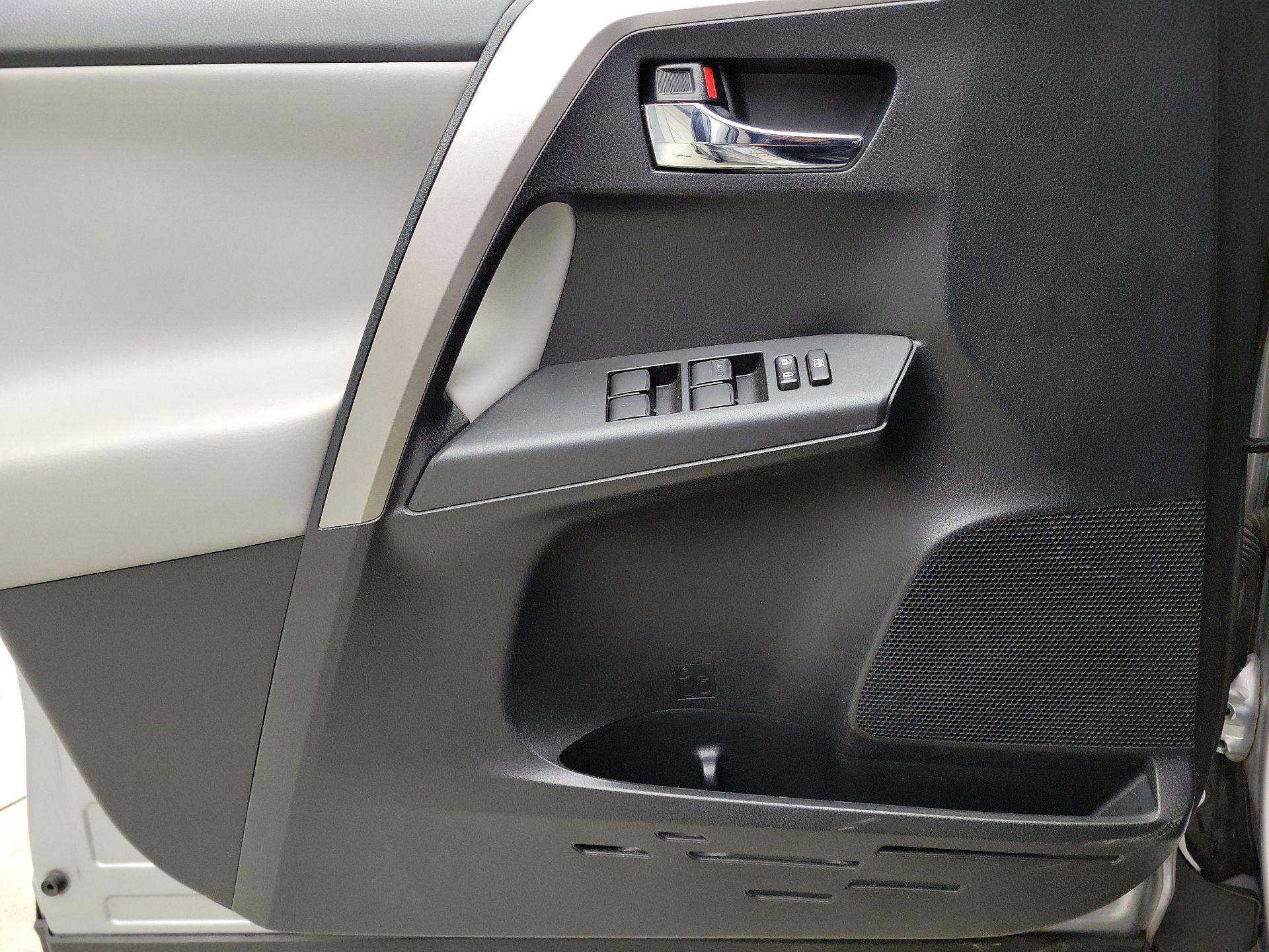 Thumbnail: 2018 Toyota RAV4 - 12