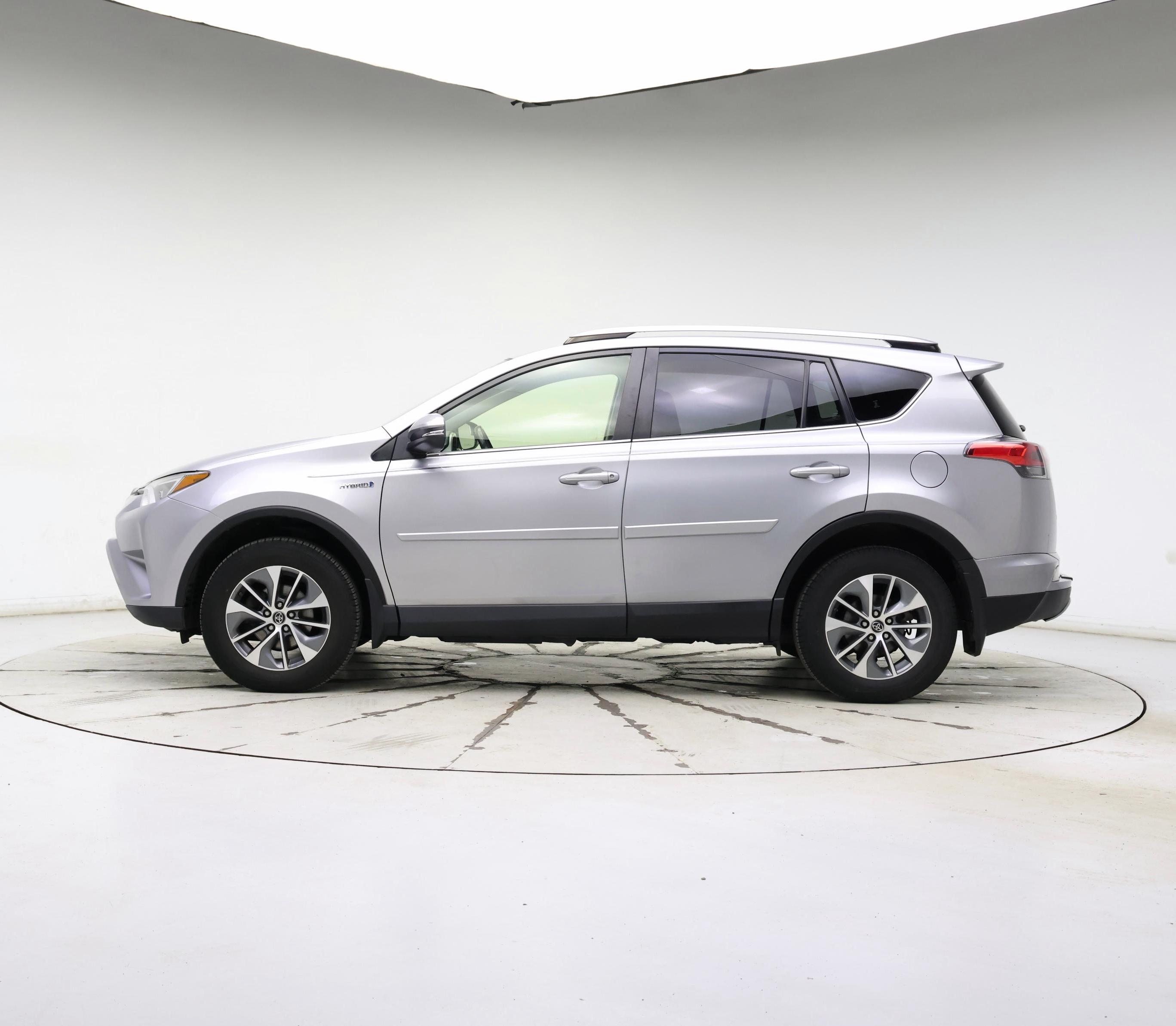 Thumbnail: 2018 Toyota RAV4 - 3