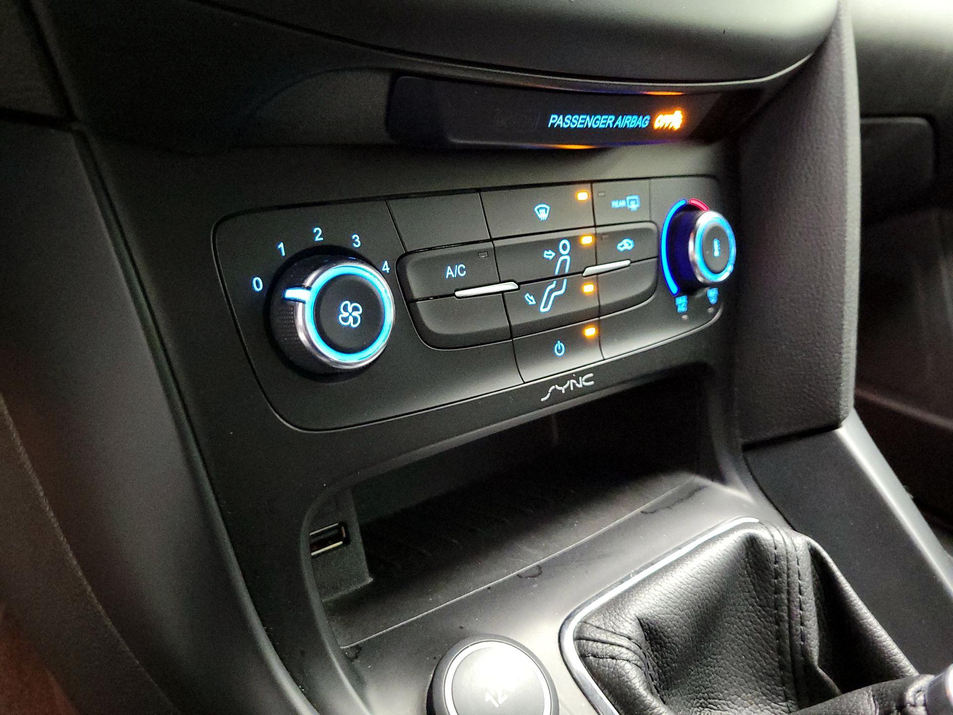 Thumbnail: 2015 Ford Focus - 15