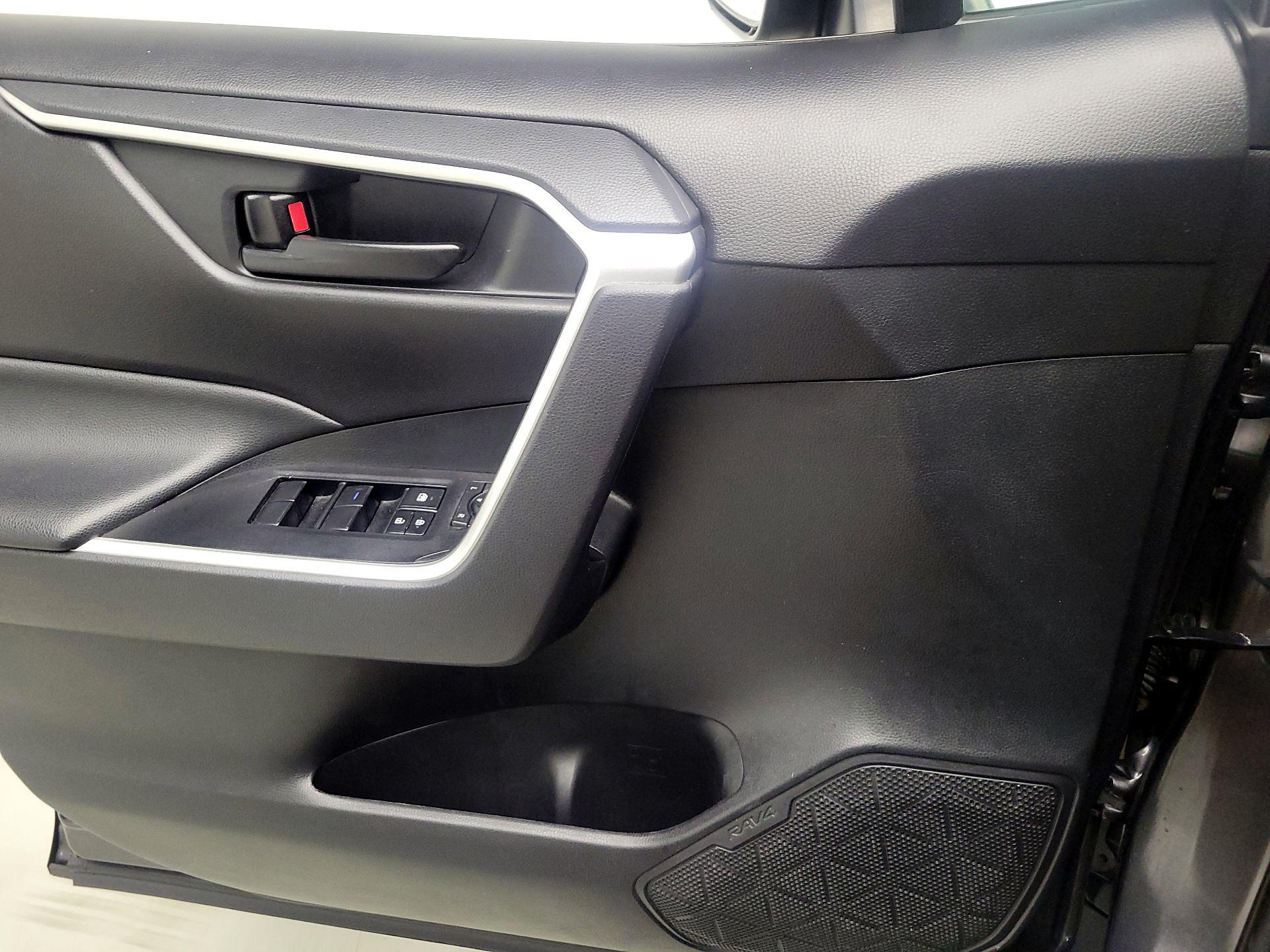 Thumbnail: 2020 Toyota RAV4 - 12