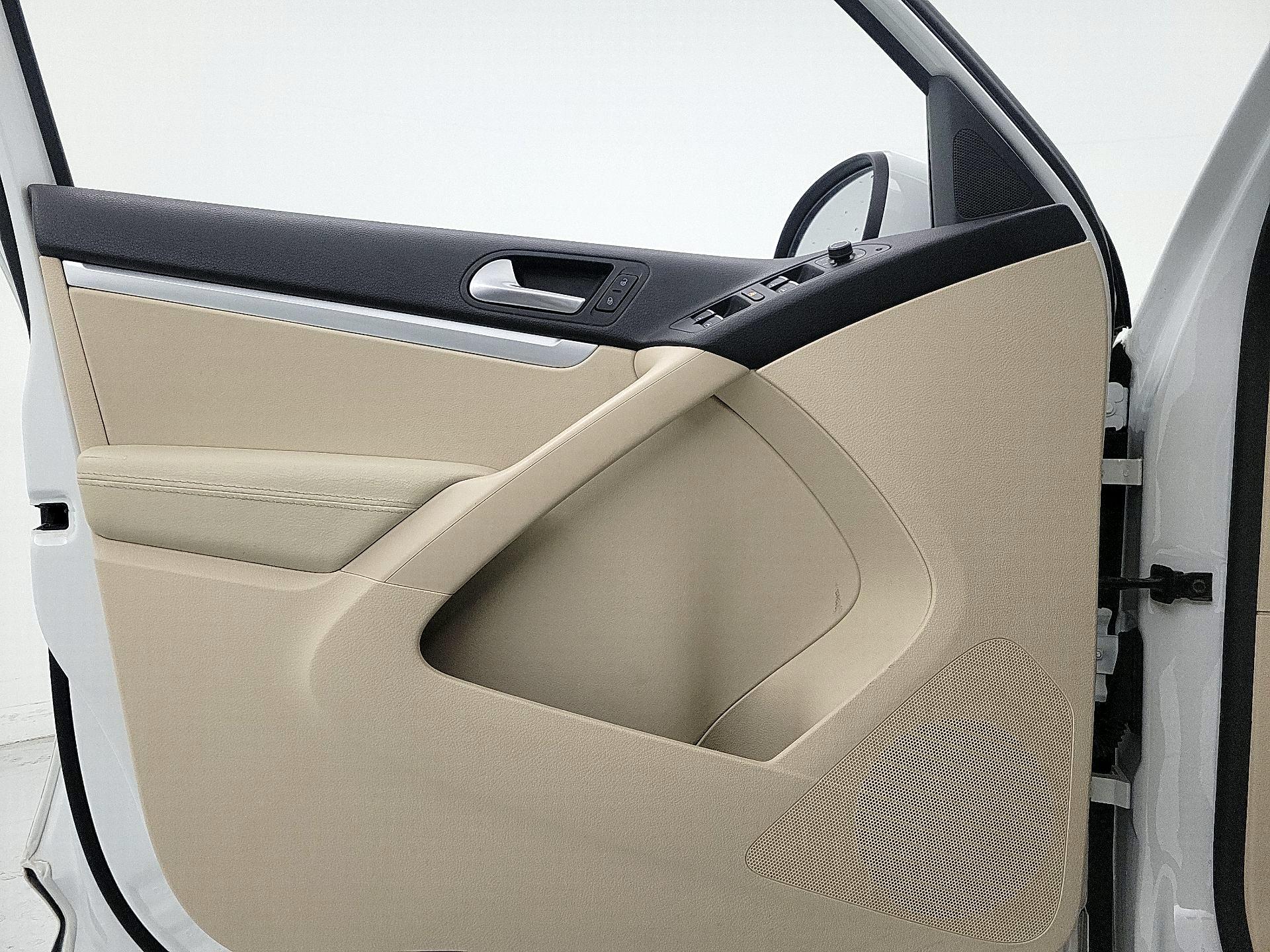 Thumbnail: 2016 Volkswagen Tiguan - 12