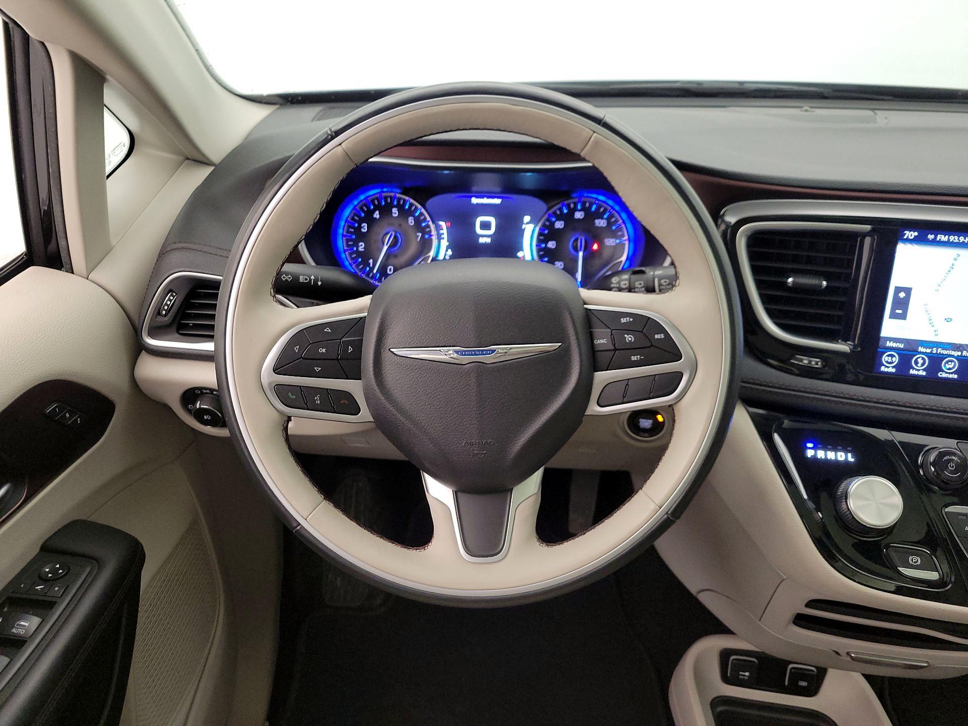 Thumbnail: 2018 Chrysler Pacifica - 10