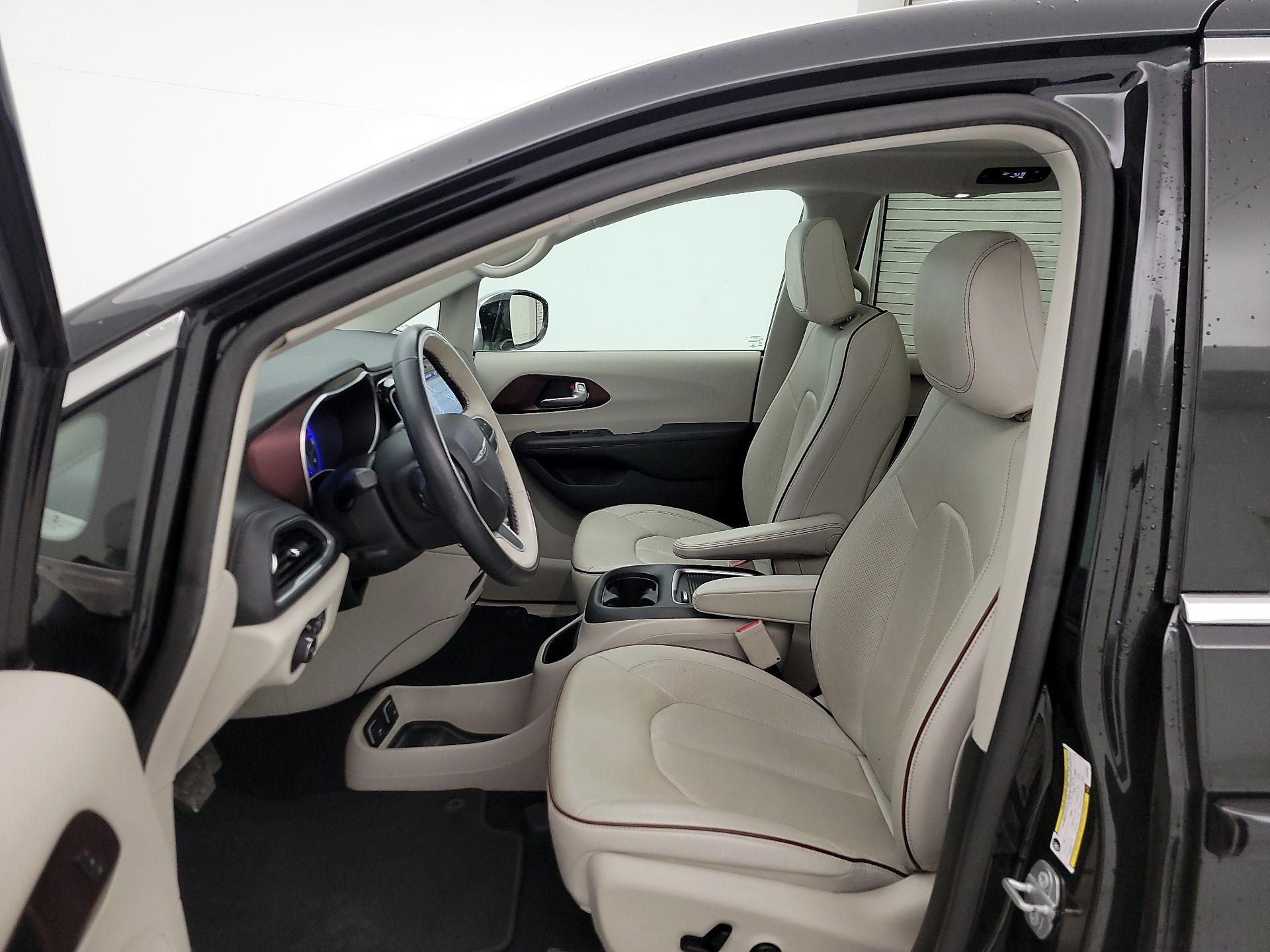 Thumbnail: 2018 Chrysler Pacifica - 11