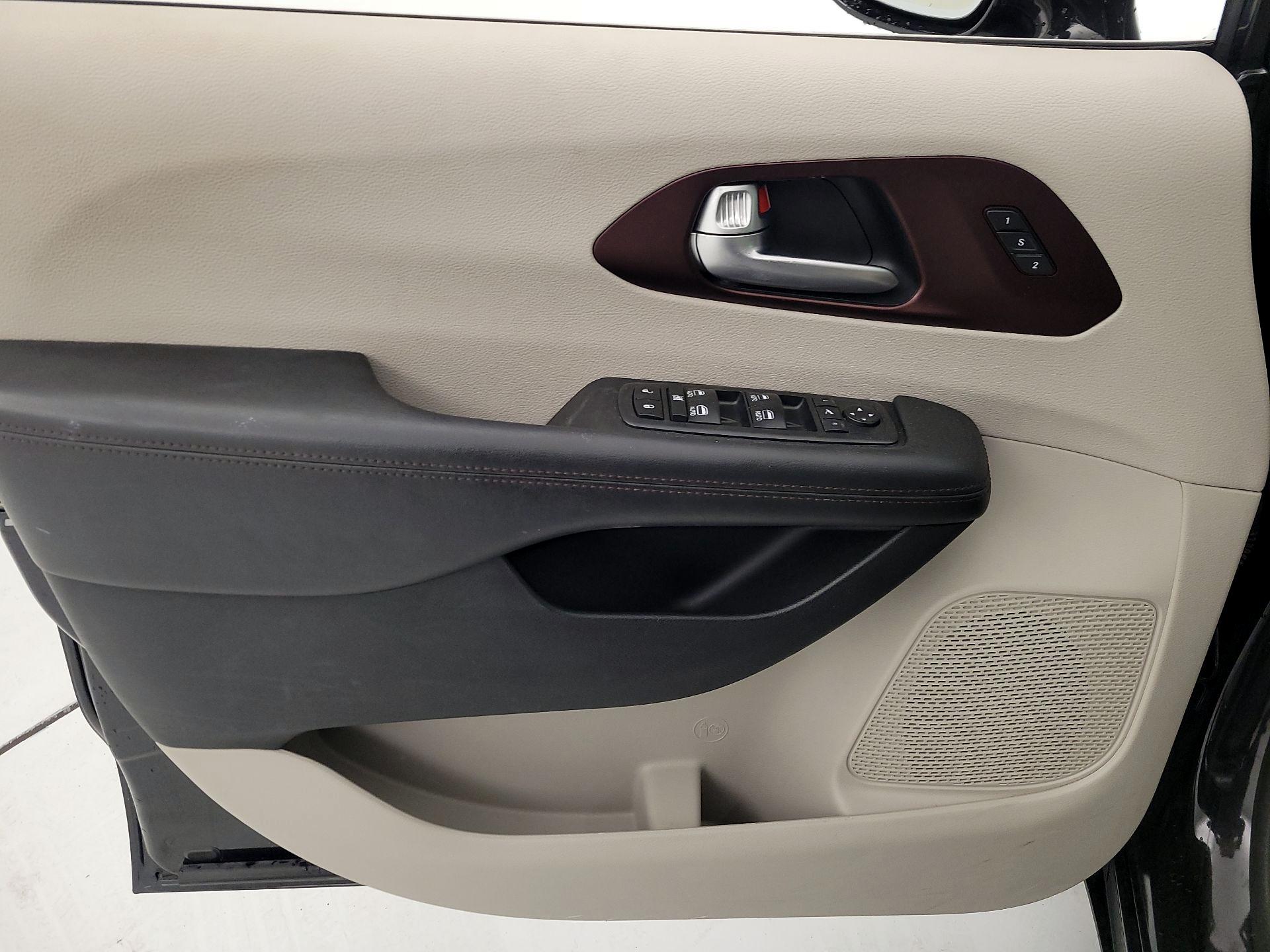 Thumbnail: 2018 Chrysler Pacifica - 12