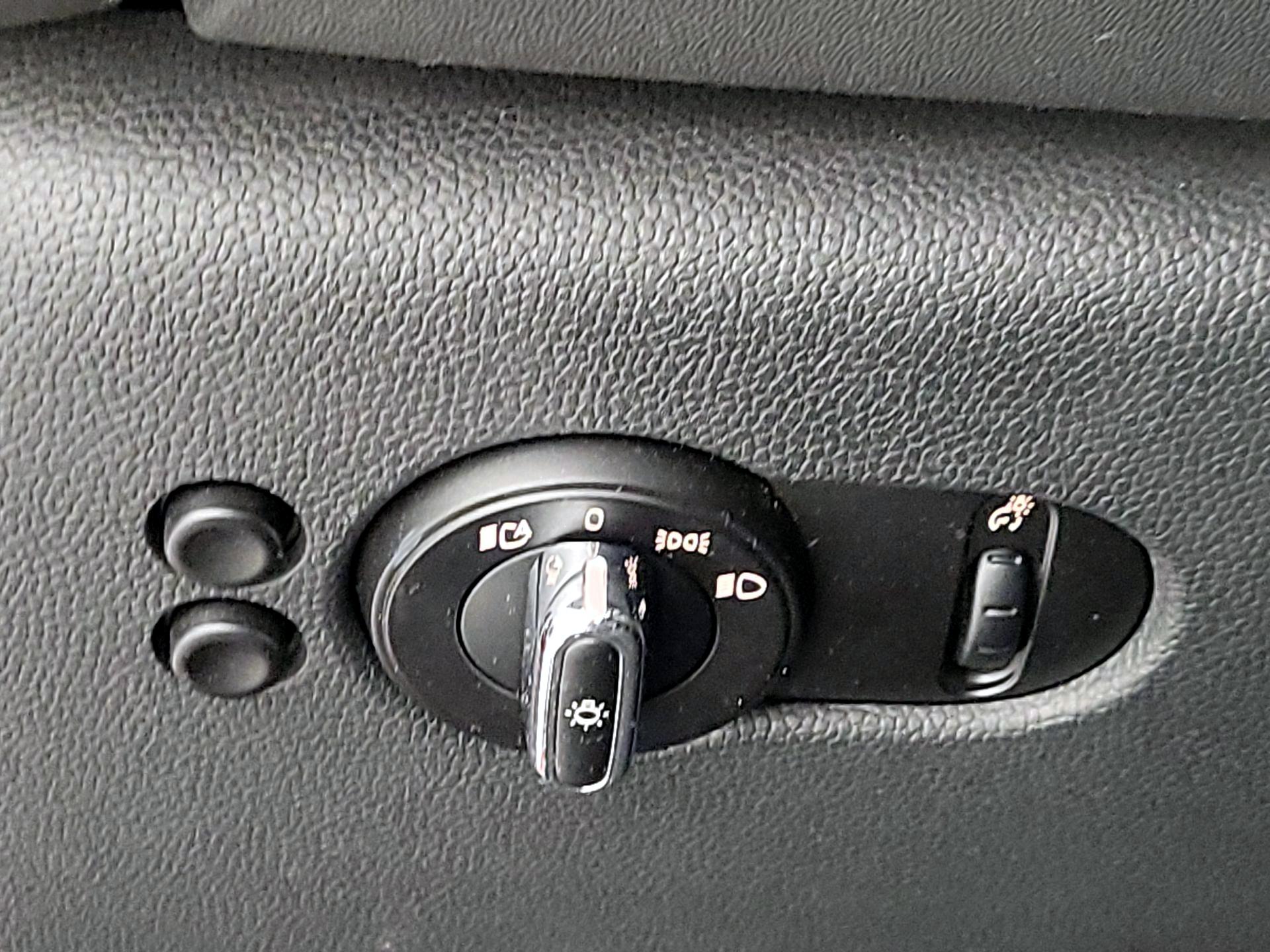 Thumbnail: 2015 MINI Cooper Hardtop - 13