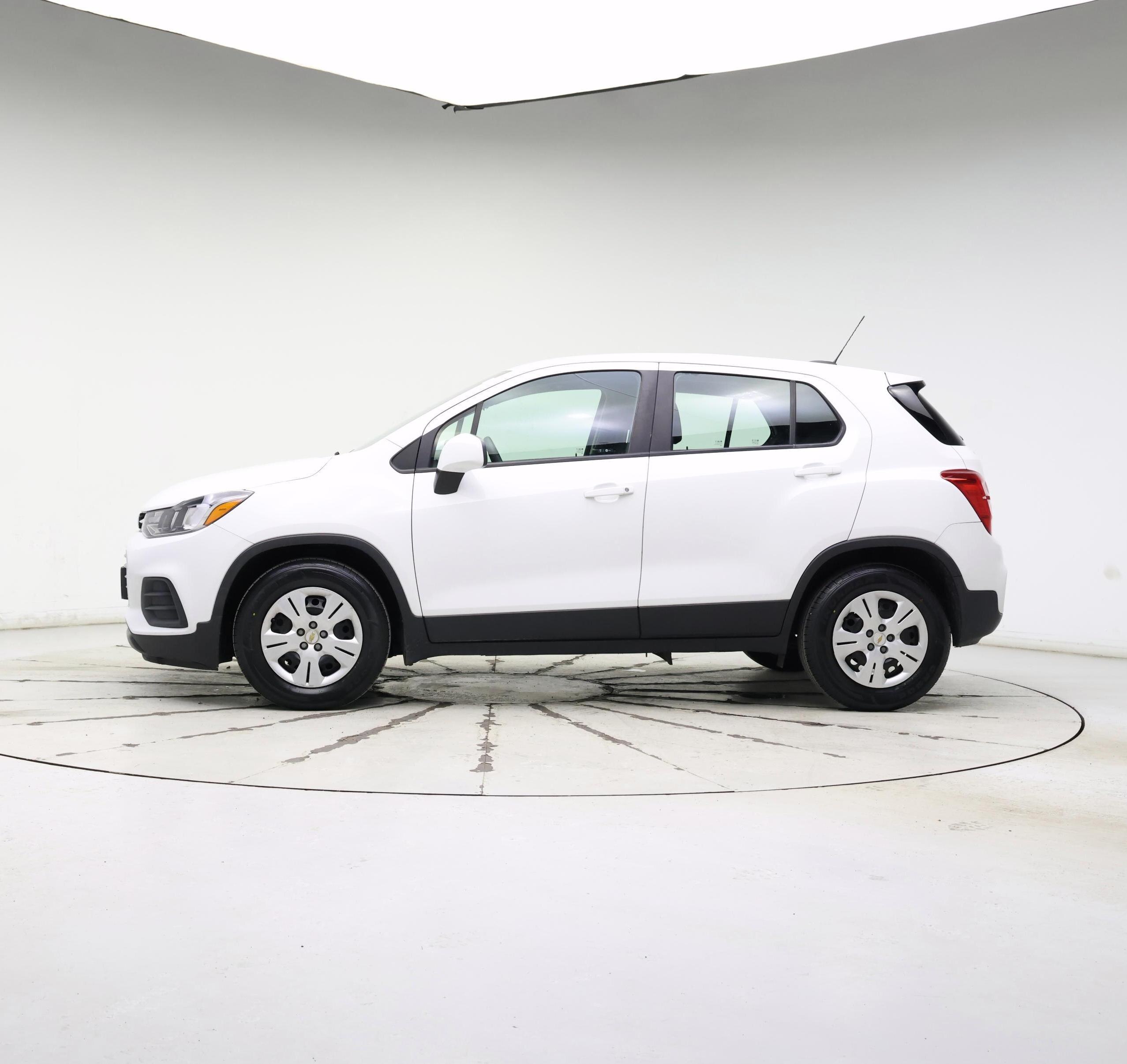 Thumbnail: 2017 Chevrolet Trax - 3