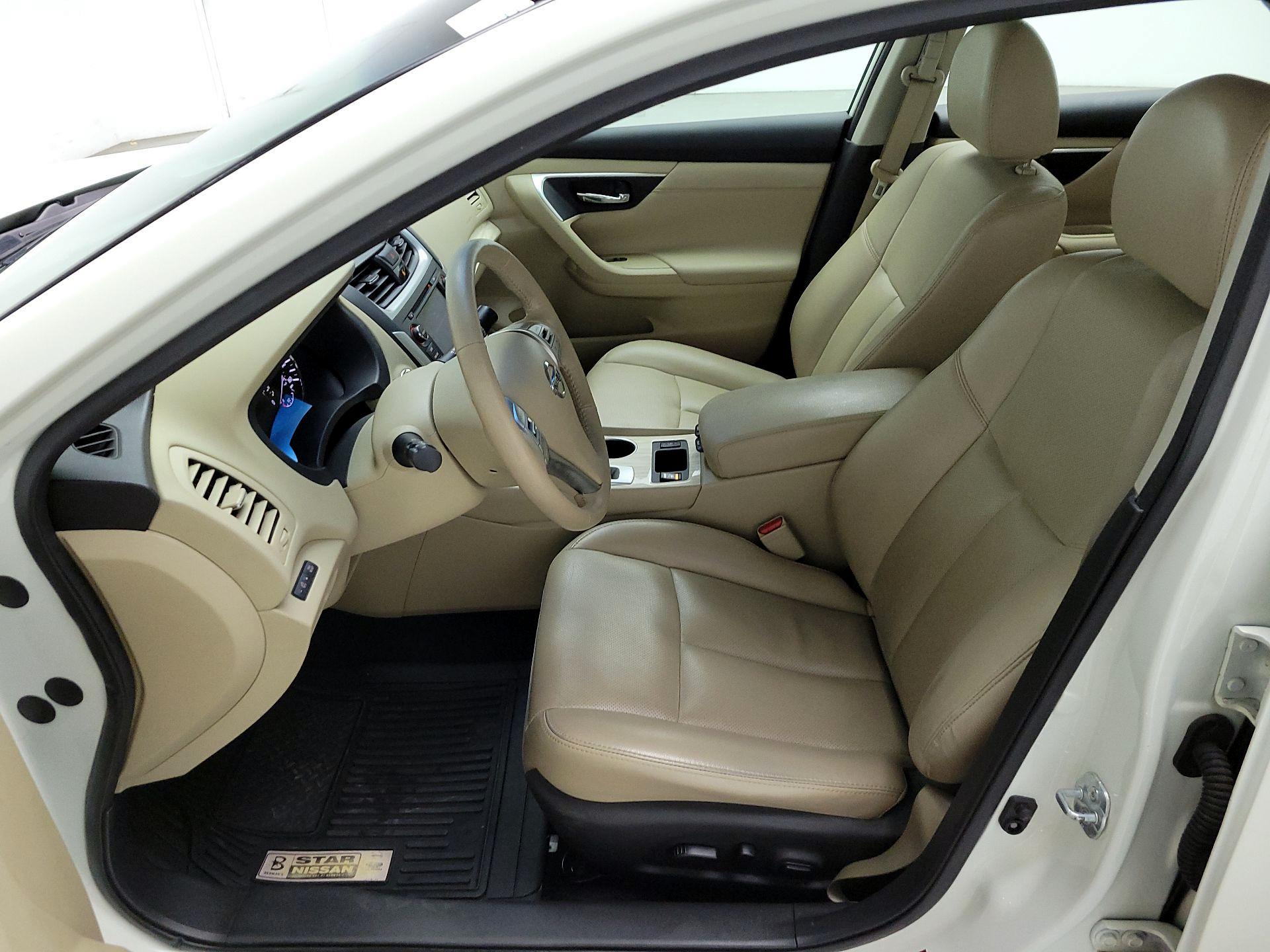 Thumbnail: 2017 Nissan Altima - 11