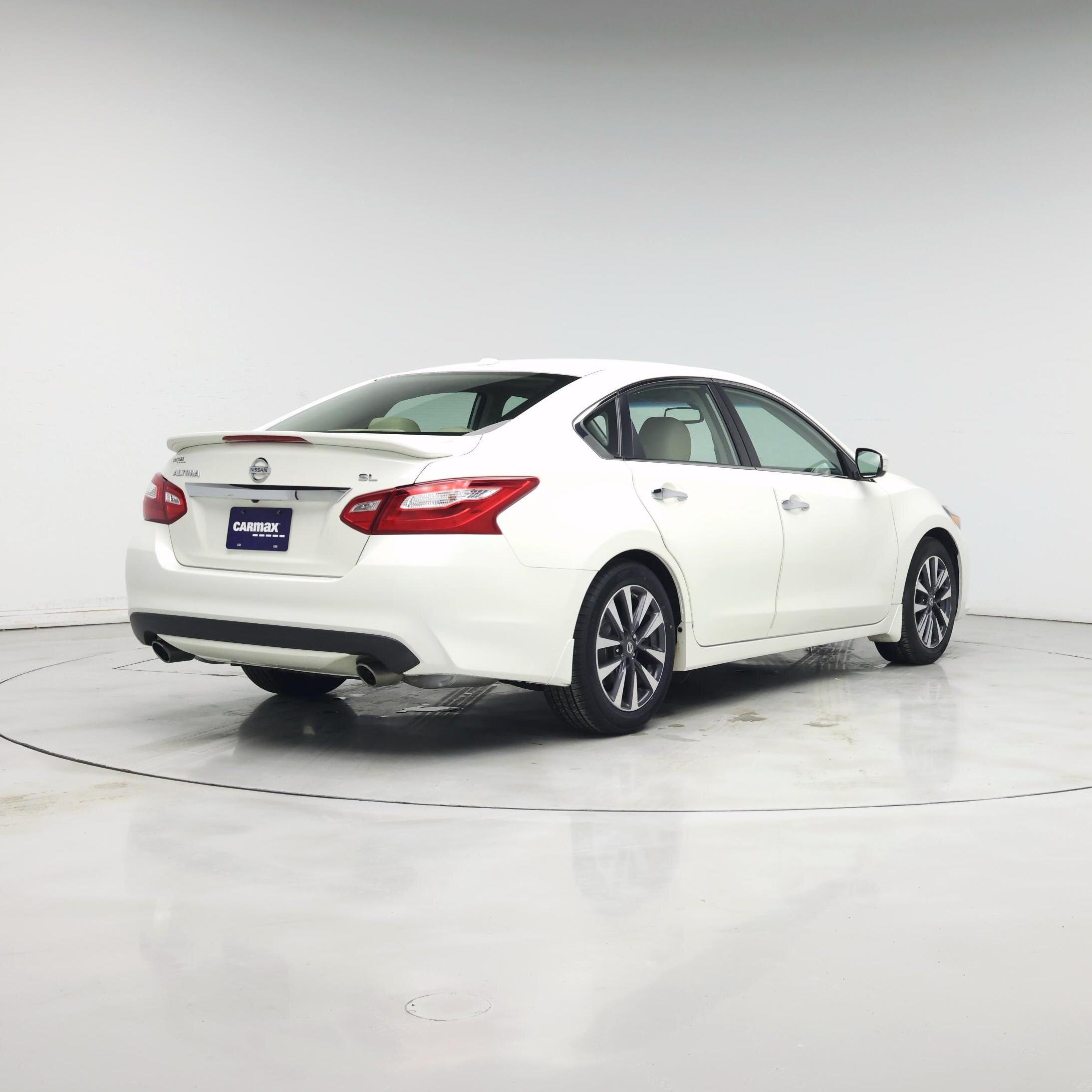 Thumbnail: 2017 Nissan Altima - 8