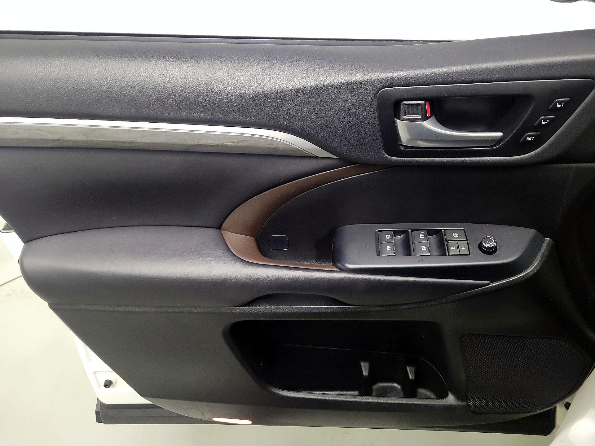 Thumbnail: 2017 Toyota Highlander - 12