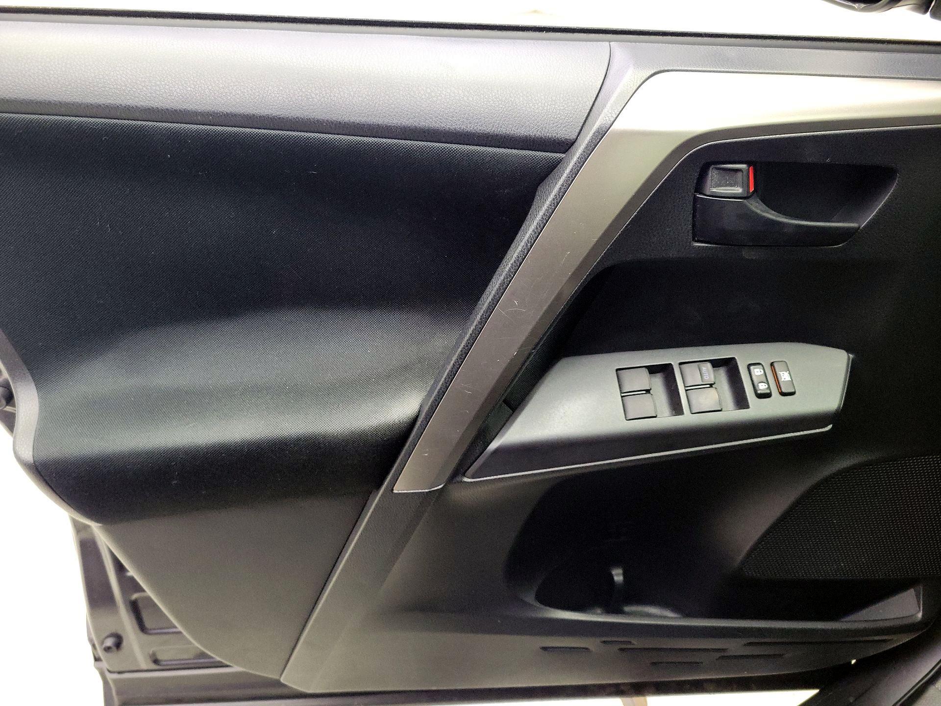 Thumbnail: 2018 Toyota RAV4 - 12