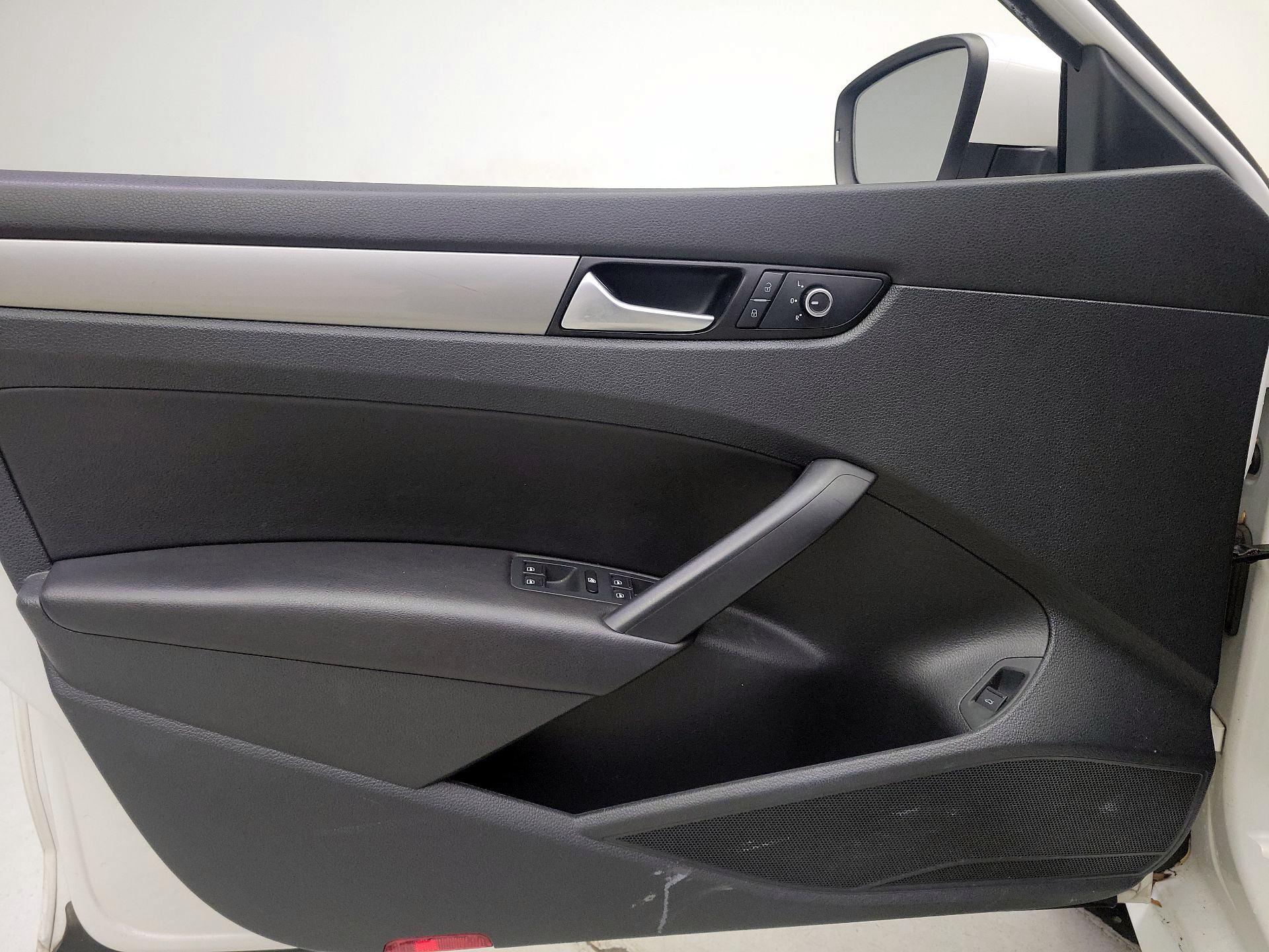 Thumbnail: 2015 Volkswagen Passat - 12