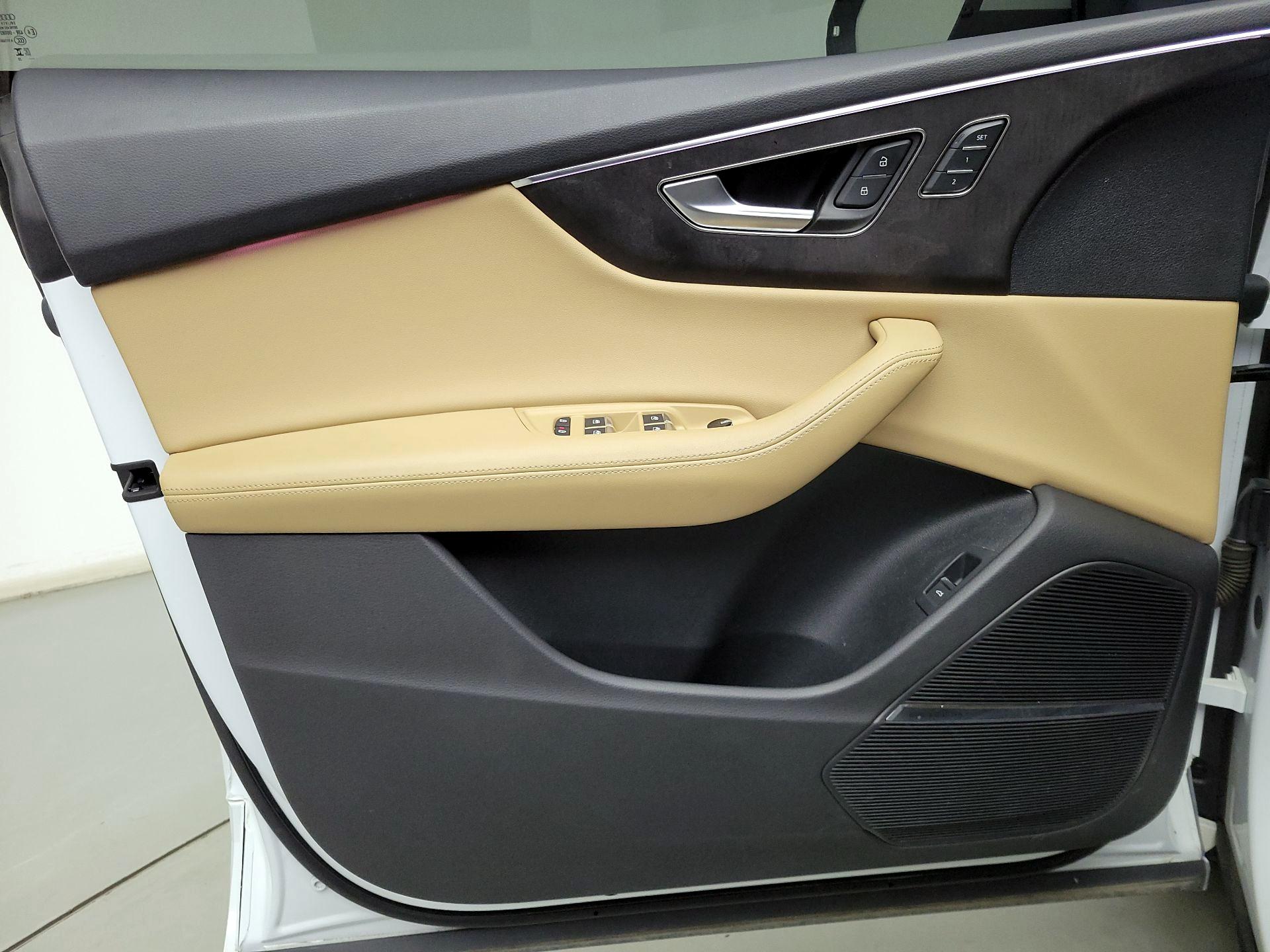 Thumbnail: 2023 Audi Q8 - 12