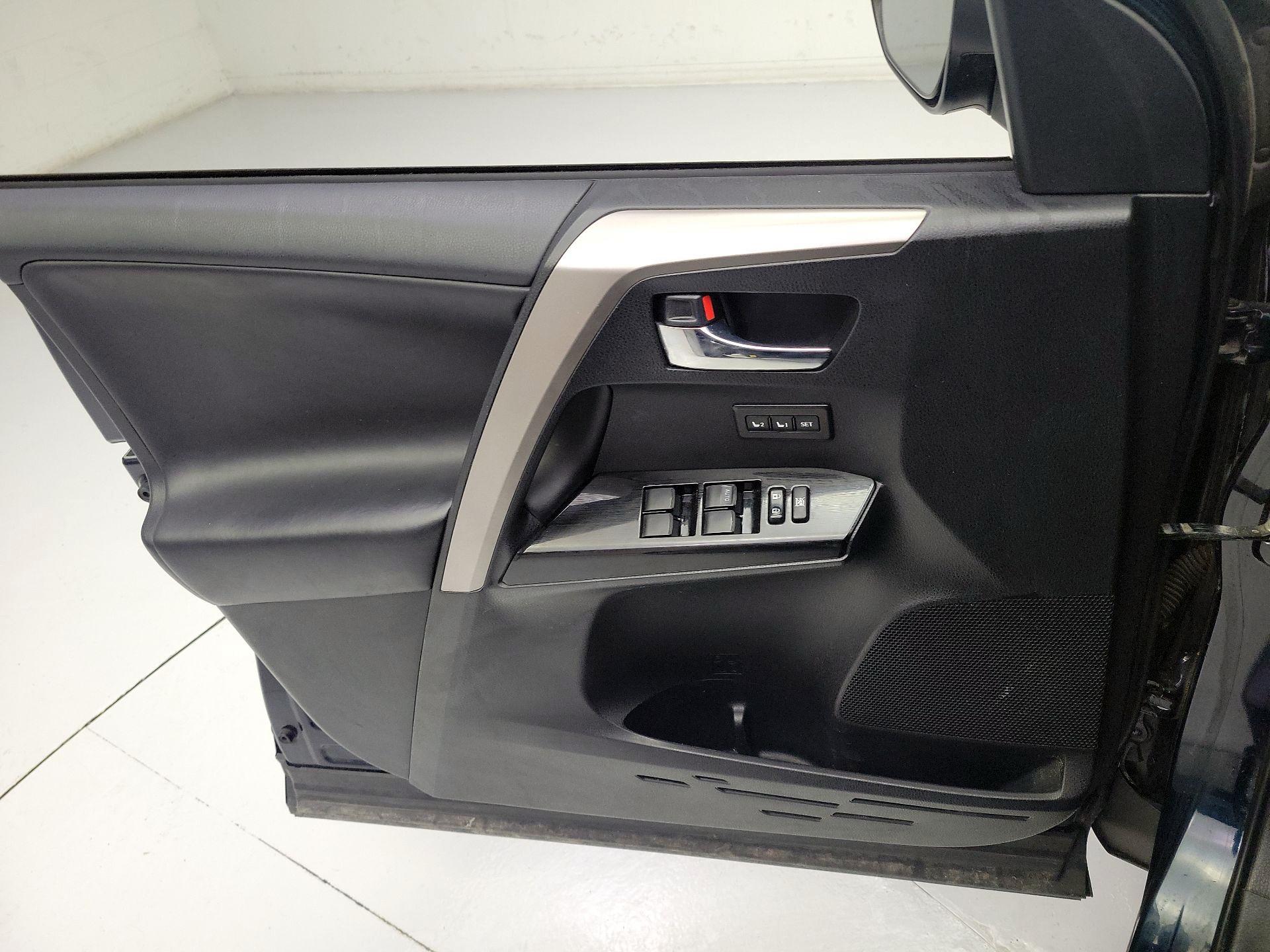 Thumbnail: 2018 Toyota RAV4 - 12